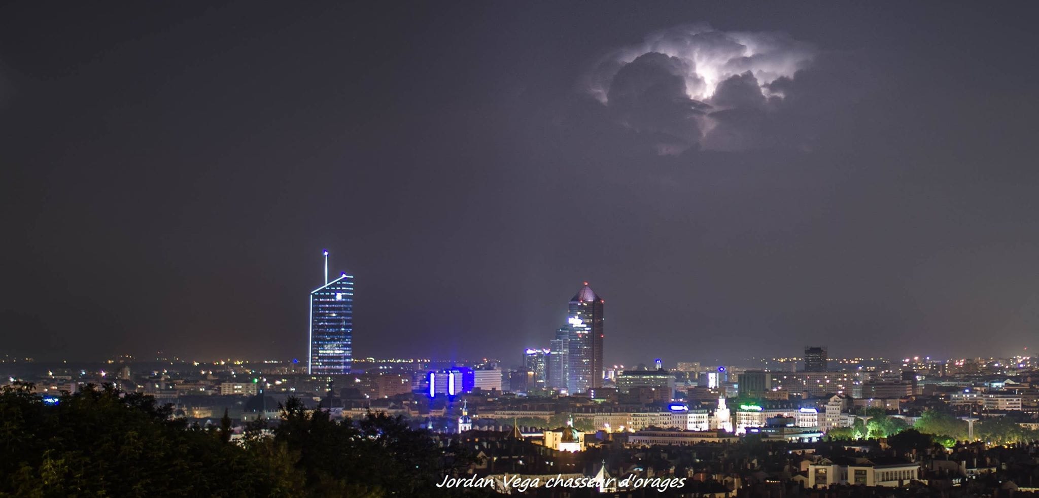 Bouillonnement convectif hier soir vu de Lyon en direction de l'Ain. - 07/05/2018 23:00 - Jordan VEGA