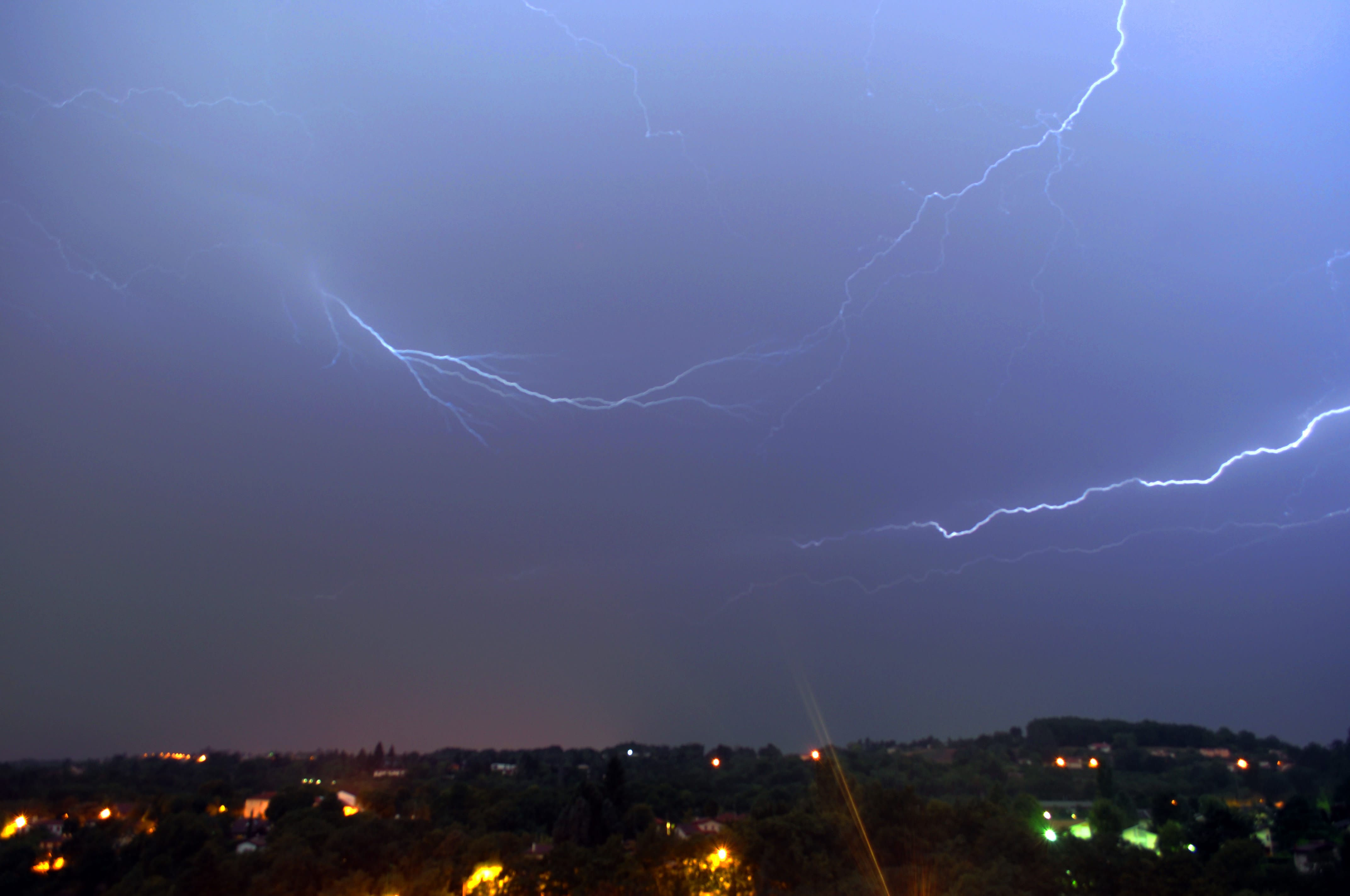 Belle activité électrique sur Sainte-Foy-Lès-Lyon cette nuit ! - 08/08/2017 04:30 - Thomas Frezzato