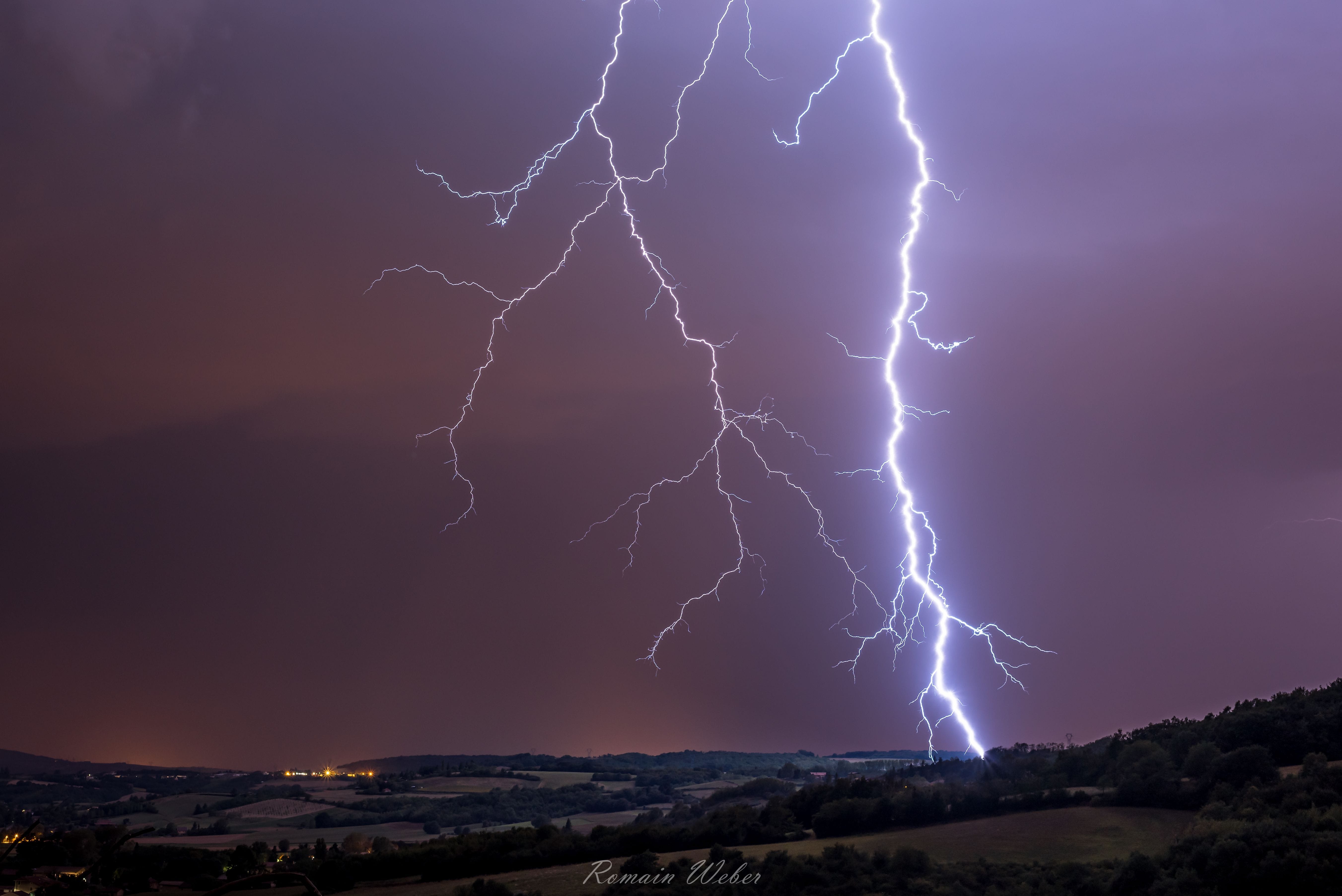 Impact proche tombé à l'avant de la ligne orageuse près de Villette-de-Vienne dans le nord-Isère. - 08/08/2017 04:00 - Romain WEBER