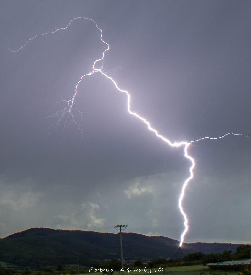 Foudre sec entre Loire et Ardèche. Depuis Maclas (42). - 08/05/2018 16:00 - Fabio Aqualys