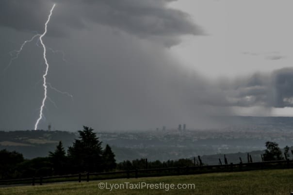 Petit impact ramifiée sur les Mont d'Or avec la ville de Lyon au loin. - 10/07/2017 18:00 - TaxiPrestige Lyon