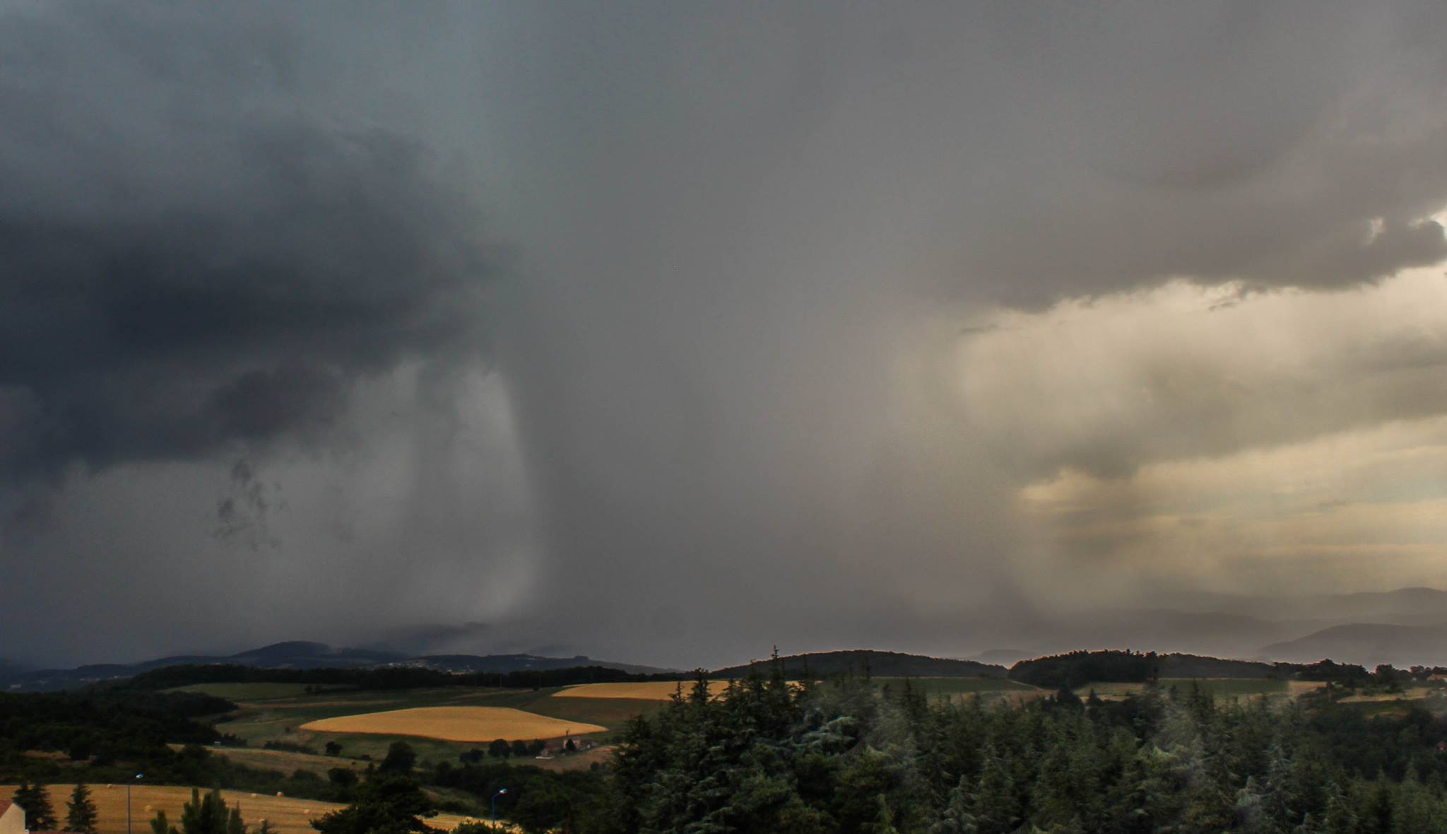 Probable supercellule interceptée hier en Ardèche (St Romain de Lerps), au passage d'un axe très instable. A son passage, de belles chutes de grêle, mais surtout de violentes rafales de vent. - 10/07/2017 17:00 - Florian MARZOLA