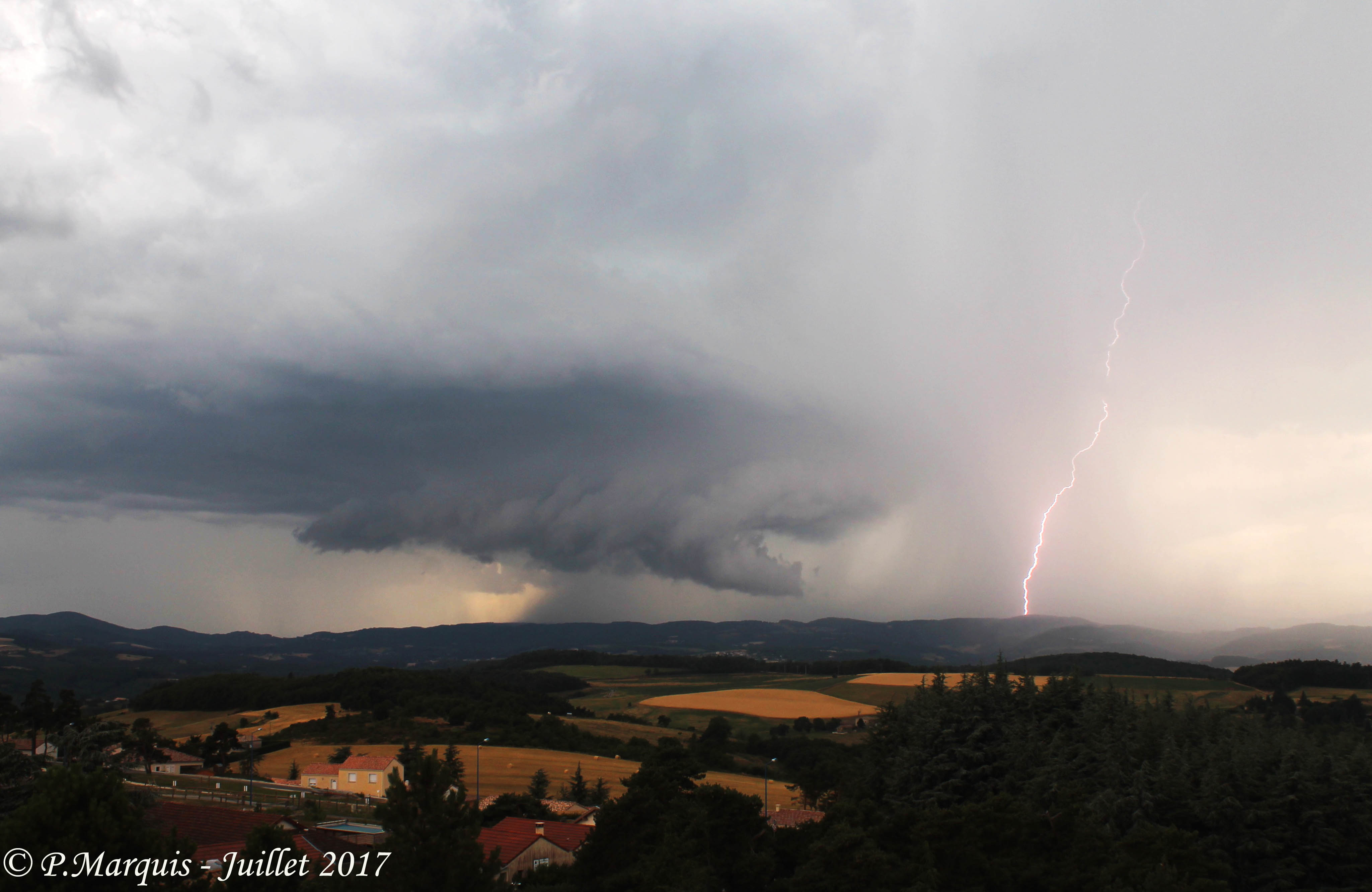 Probable supercellule observé hier en Ardèche depuis Saint-Romain-de-Lerps. Celle-ci produira une puissance micro-rafale par la suite. - 10/07/2017 16:37 - Paul Marquis