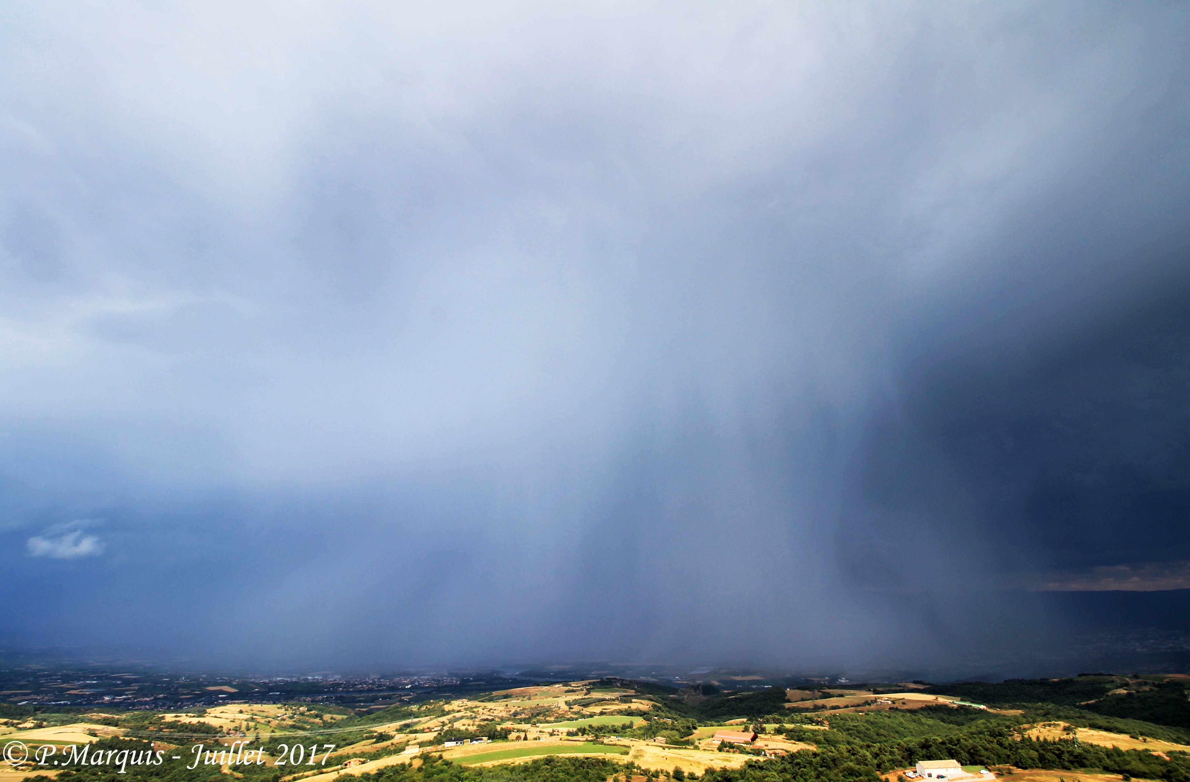 Contrastes saisissants après le passage d'un orage en vallée du Rhône. Vue depuis l'Ardèche à Saint-Romain-de-Lerps. - 10/07/2017 17:05 - Paul Marquis