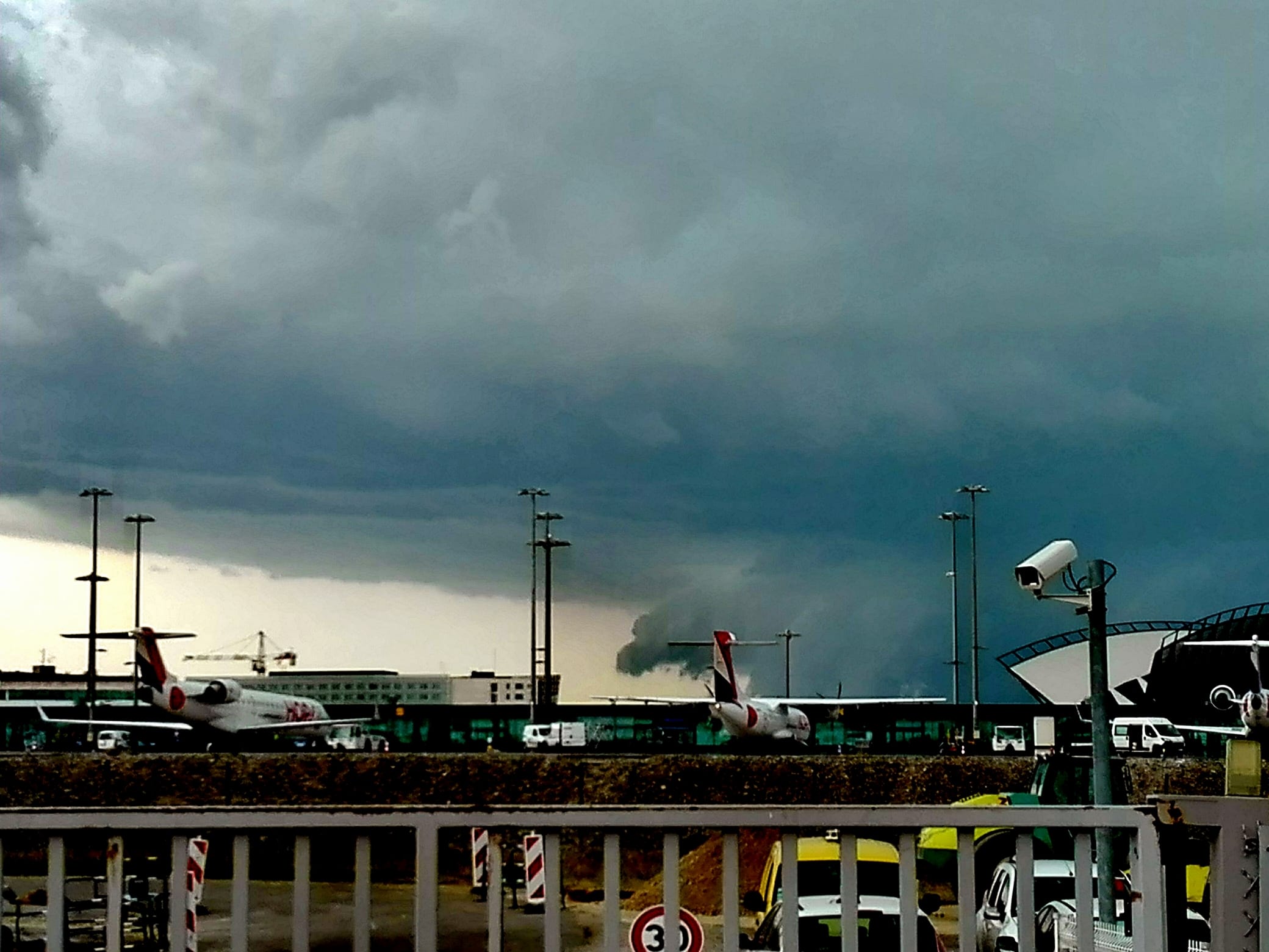 Cellule orageuse en approche au Sud de l'aéroport de Lyon Saint Exupéry - 10/07/2017 16:27 - Laurent FALLOURD