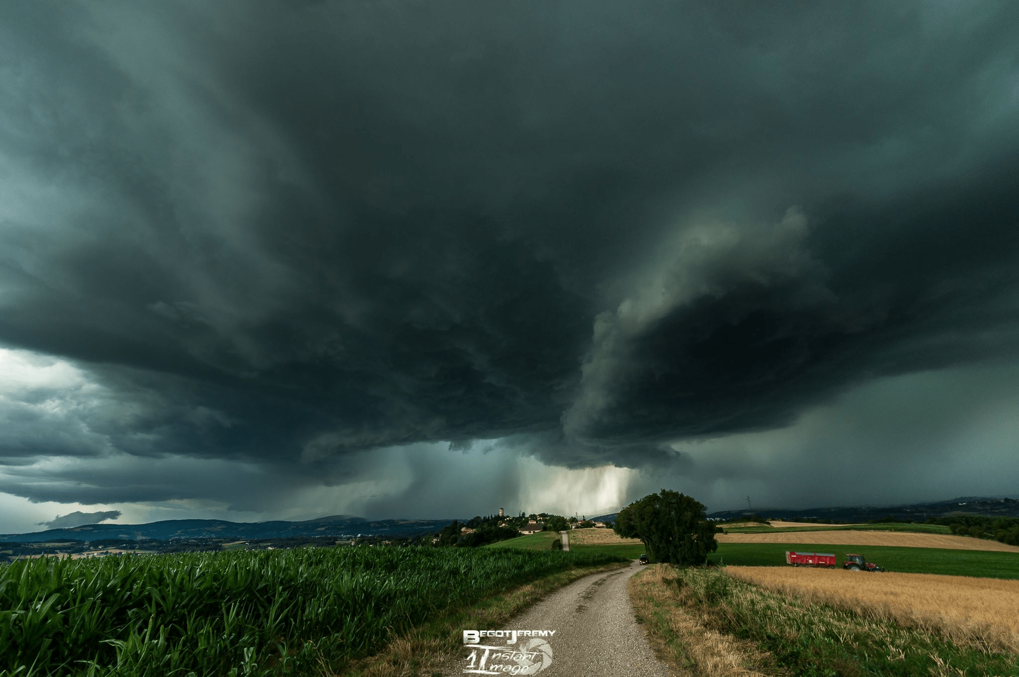 Microrafale sous le violent orage qui a touché le sud de Lyon (Communay). - 10/07/2017 17:00 - Jérémy BEGOT