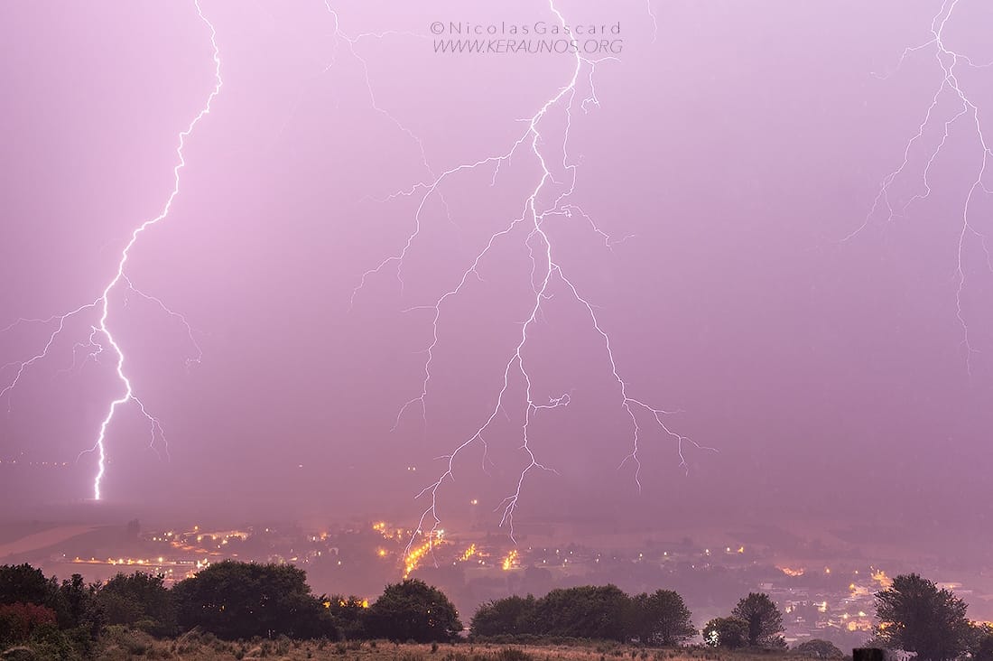 Orage sur la Bièvre (Isère) en soirée avec multiples traceurs descendants. - 12/07/2016 00:00 - Nicolas GASCARD