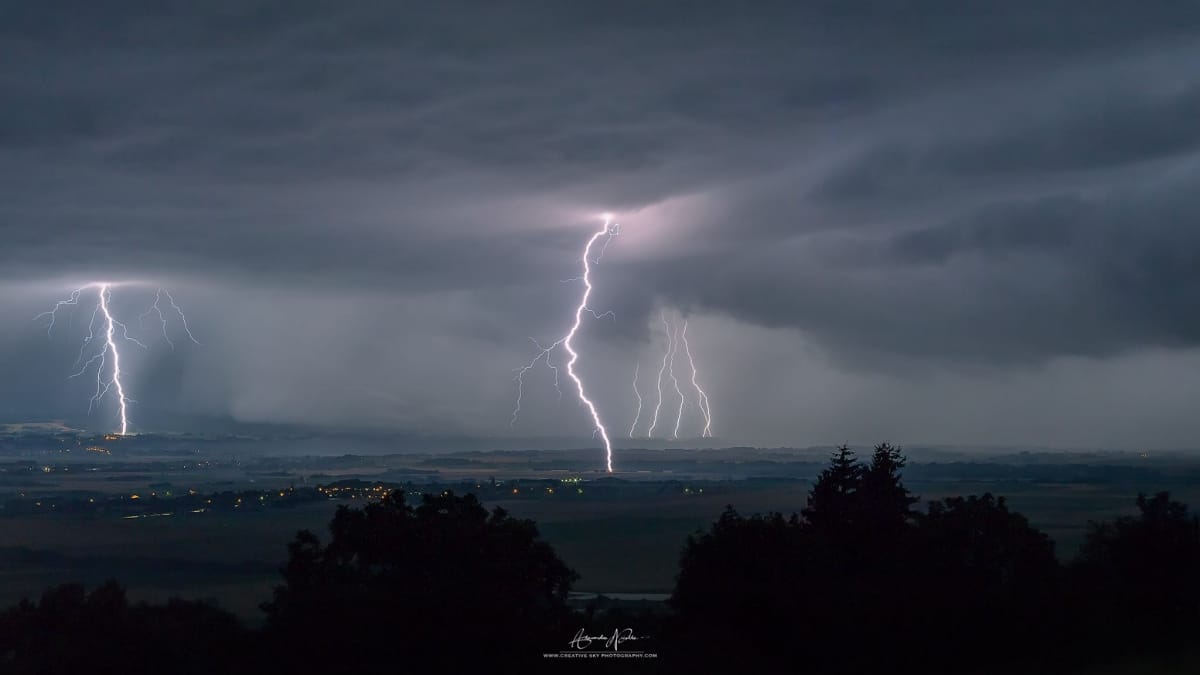 Chapelet de foudre en Isère, entre Voiron et Vienne. Mise à feu d'un arbre sous la foudre en premier plan. - 12/07/2016 00:00 - Alexandre NICOLLE