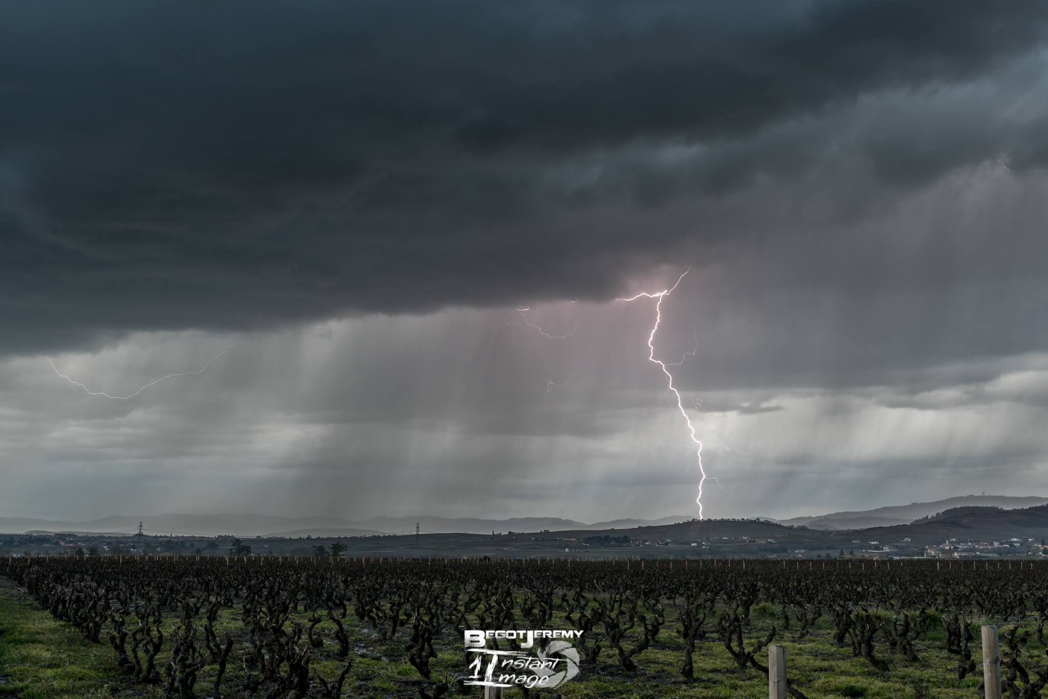 Alors que nous sommes que début Mars, j'ai déjà assisté à deux journées orageuses. 
En cette deuxième journée donc, je me serai cru en plein mois de Mai. En effet, gros sillage turbulent orages à base élevé foudre en air sec était le menu de cette folle après-midi. Pour cette image je me situe dans le Beaujolais ou une fois de plus ce secteur ne m'aura pas déçus! - 11/03/2018 17:00 - Jérémy BEGOT