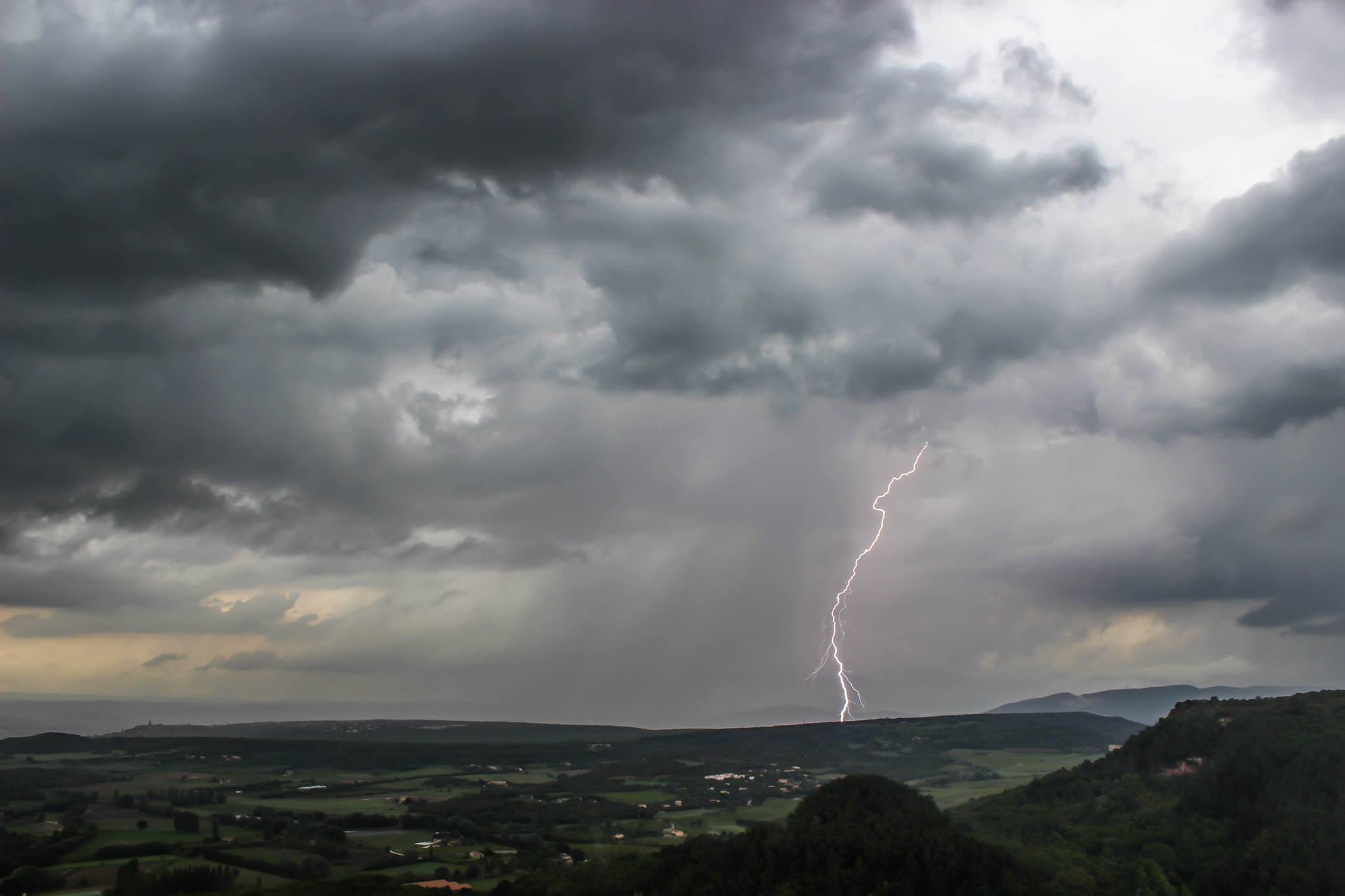 Chasse dans la Drôme avec un défilé de cellules orageuses ! Cet orage en photo a provoqué une rotation très importante au dessus de nous, à l'arrière. - 12/05/2017 16:00 - Florian MARZOLA
