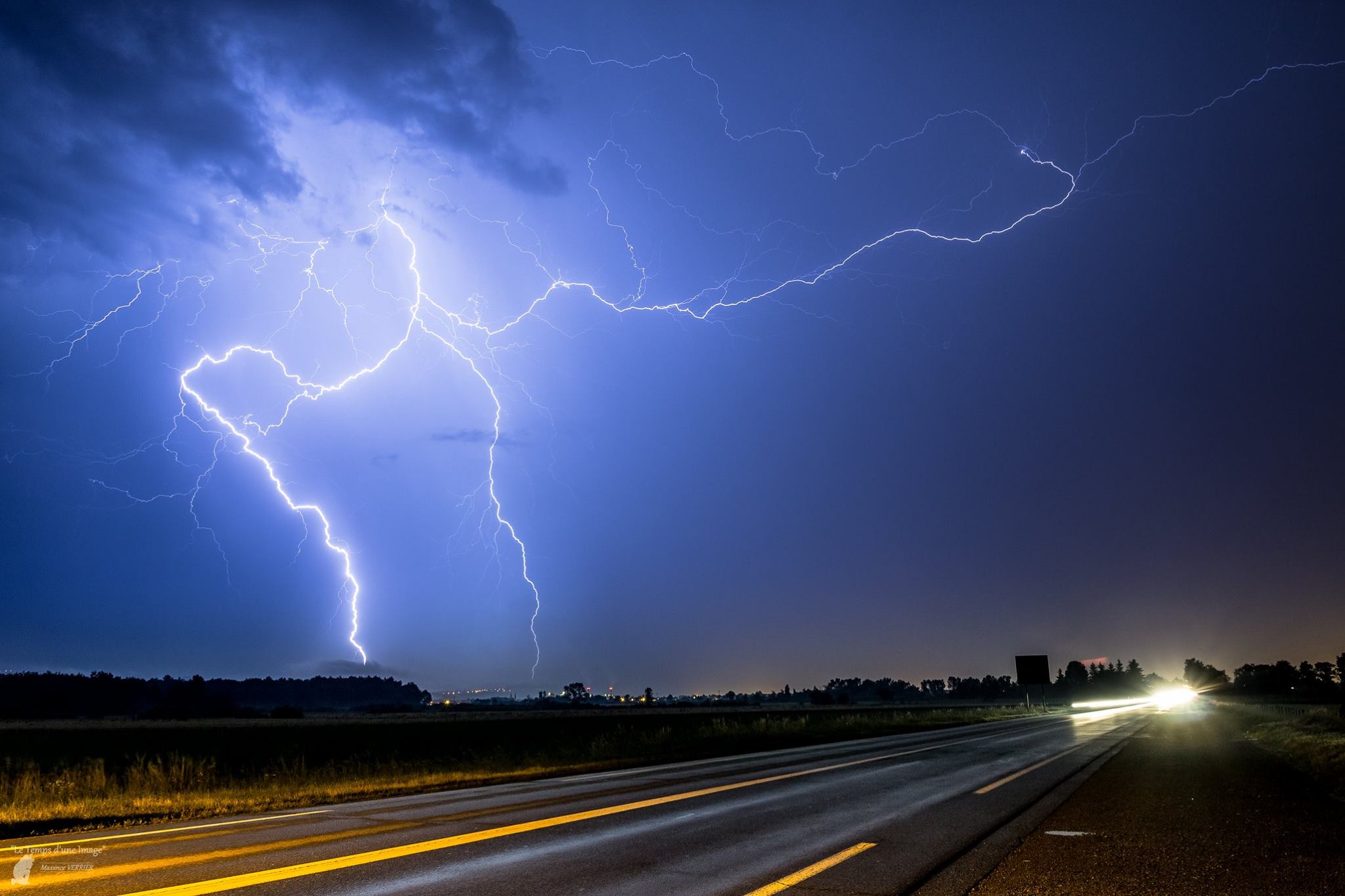 Ce 13 Juin 2017 fut assez violent en orages, surtout dans la Haute Loire où d'importants dégâts ont eu lieu suite à des chutes de grêles mais surtout suite à de très fortes précipitations, générant des crues. 

Ma traque avait pourtant commencé du côté de Monistrol-sur-Loire avant de monter sur Balbigny. Cette photo a été prise vers 22h30 à hauteur de Veauche (42). - 13/06/2017 23:00 -  Les Colères du Ciel