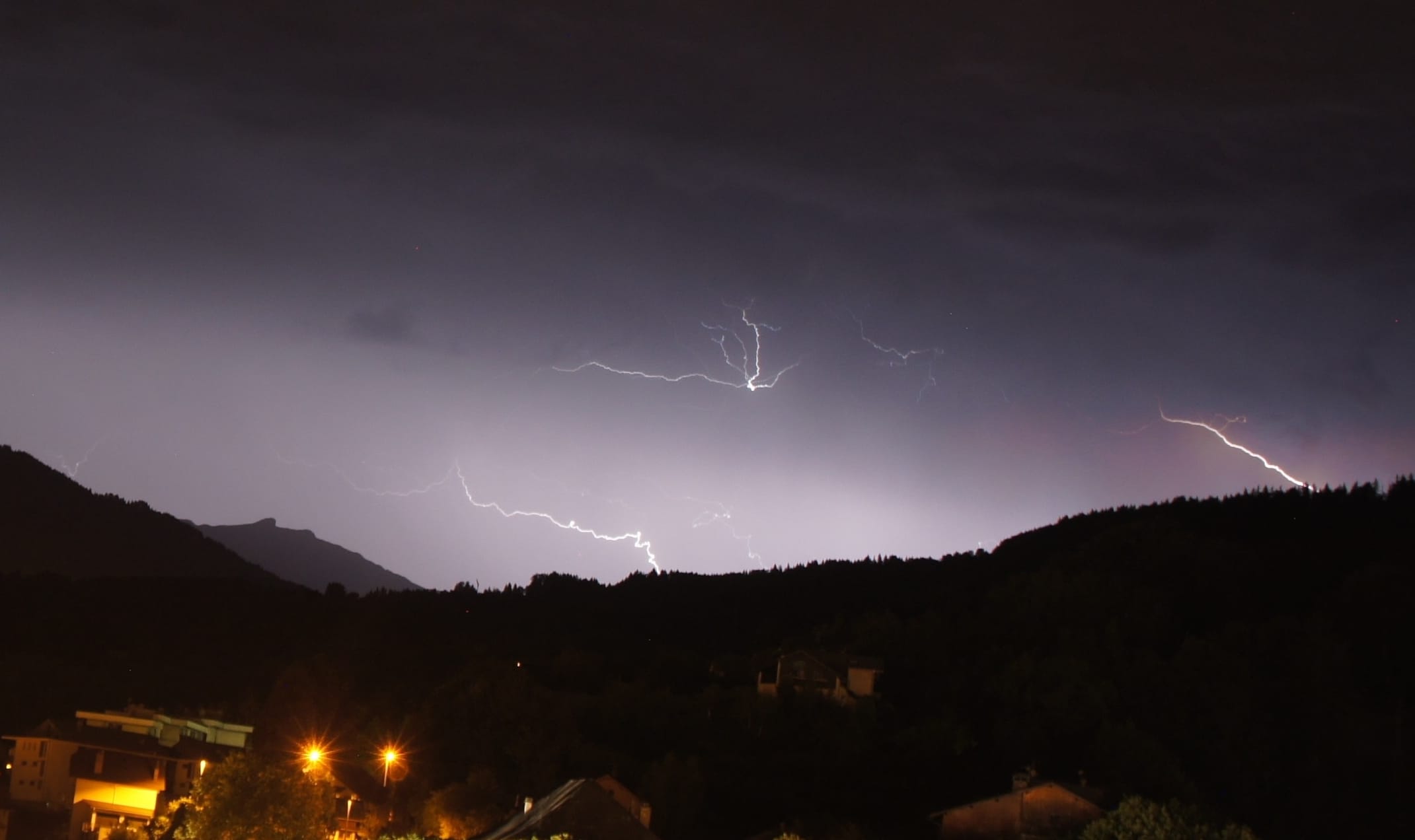 Petite image prise de l'orage d'hier soir vers 22h30, orage qui c'est bien réactivé sur le massif du Mont Blanc - 13/06/2017 22:30 - Yassine Arbaji