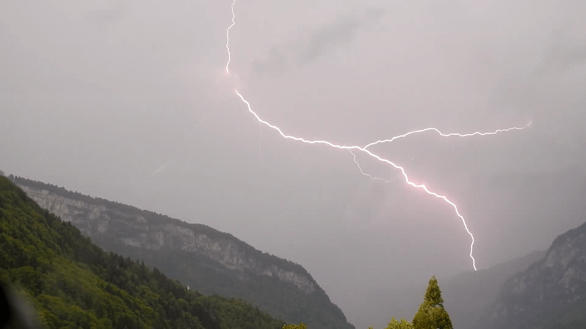 Succession de petits orages durant l'après midi, deux pour être précis, souvent ils m'ont frôlé mais assez électriques quand même, belle ambiance . - 13/05/2017 19:30 - Yassine Arbaji