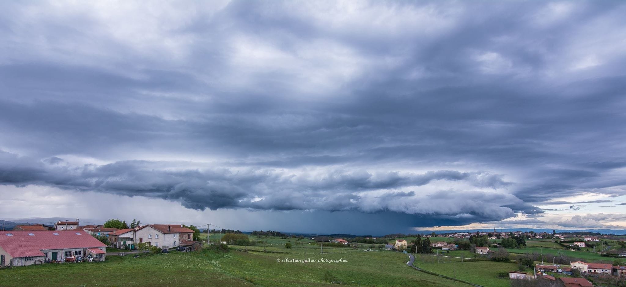 Orage monocellulaire parti depuis Issoire 63.  Et adoptant une superbe structure supercellulaire au dessus du secteur de Montbrison et Andrezieux  dans la Loire,  pour finir mourir au porte de Lyon. - 13/05/2017 17:00 - Sébastien GALTIER