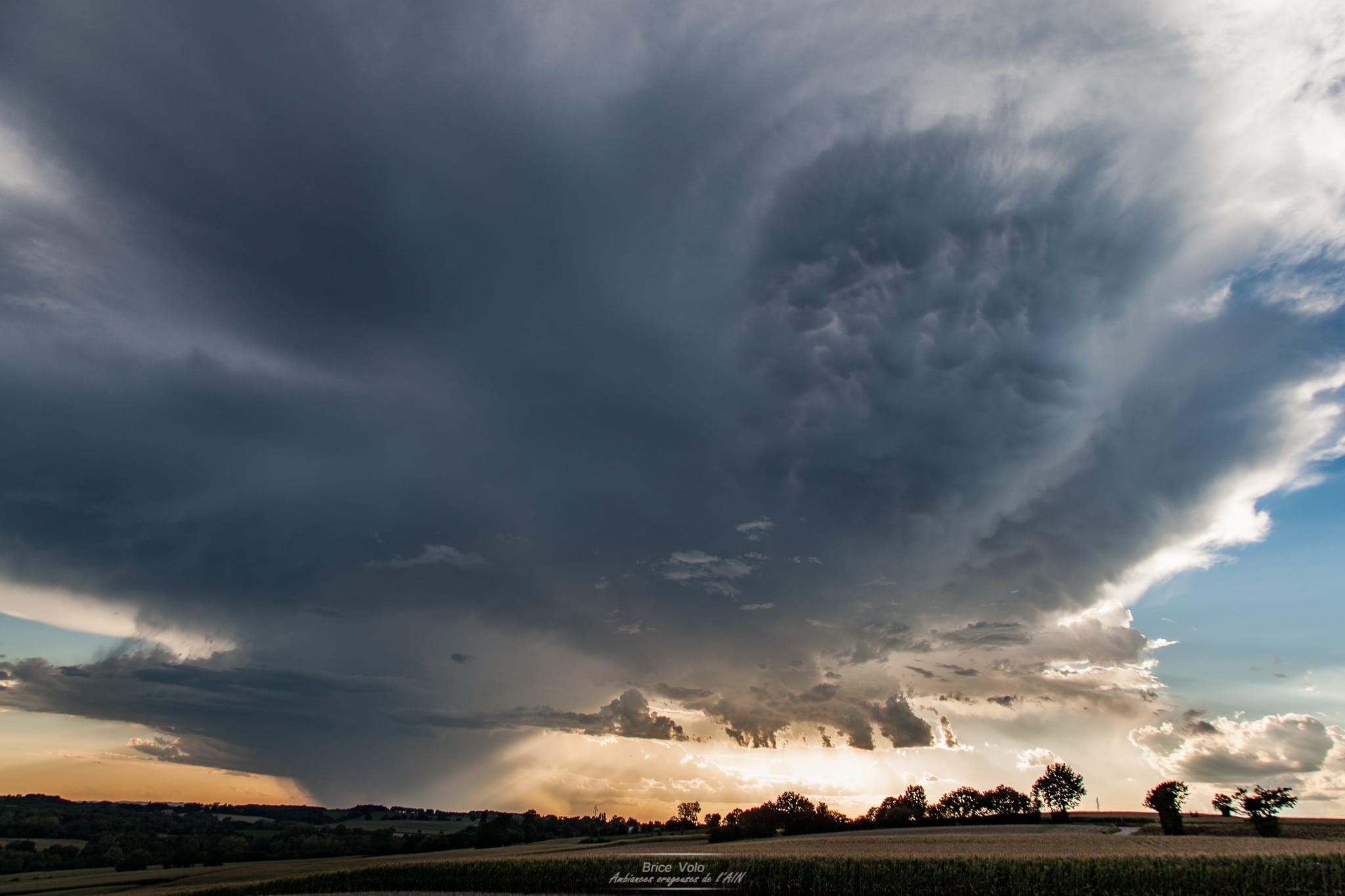 cellule orageuse sur le lyonnais et mammatus - 14/08/2017 19:30 - brice volo