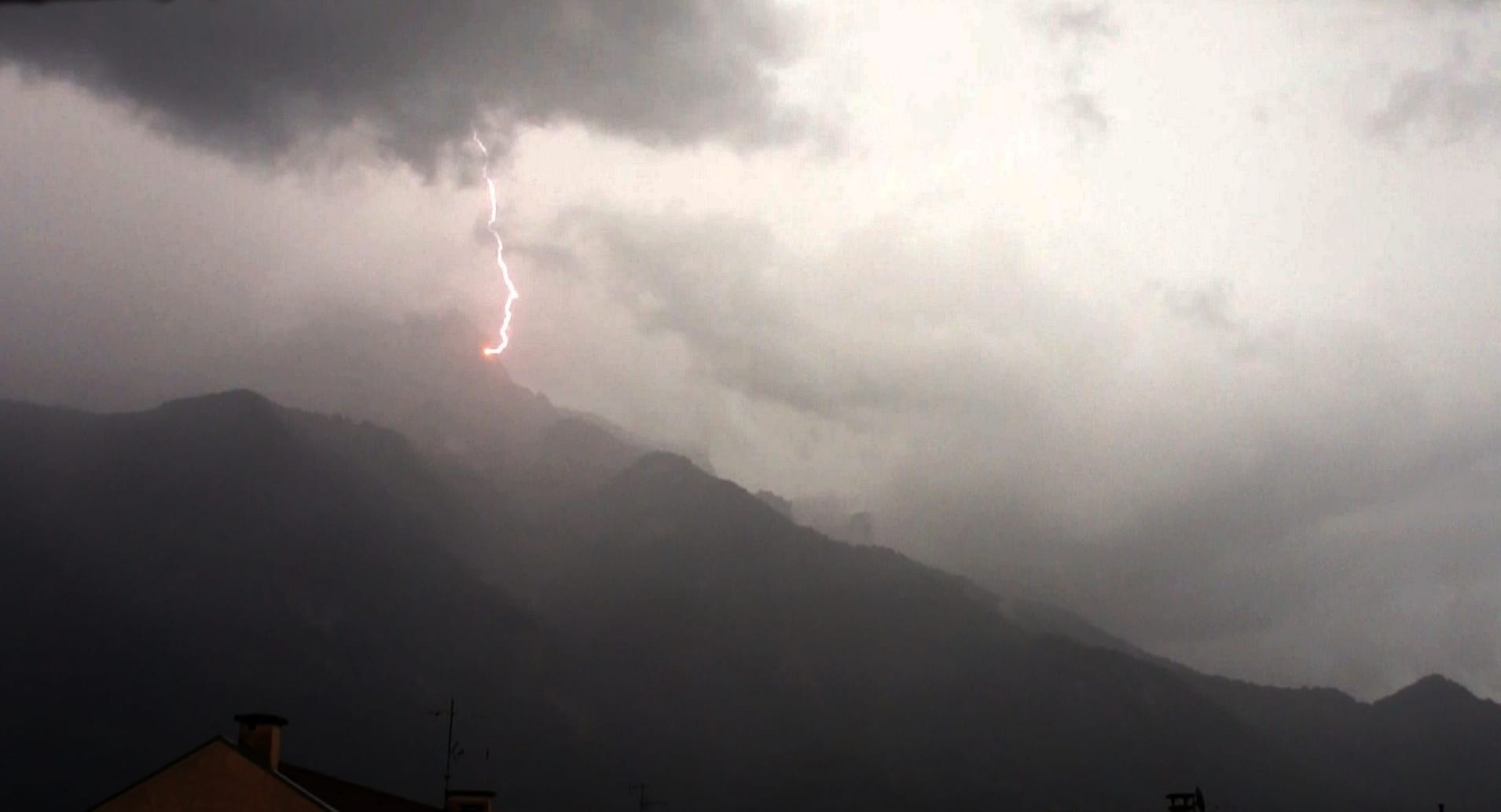 Bel impact sur le relief alpin lors des orages qui nous ont touché en fin d'après midi, beaucoup d’activé inter nuageuse et noyé dans les précipitations ensuite - 14/06/2017 19:37 - Yassine Arbaji