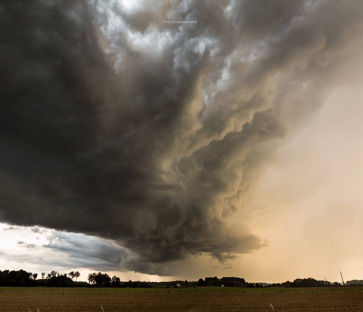 Impressionnant sillage turbulent et fortes ascendances au passage d'une cellule orageuse sur la Bresse à Thurey - 16/09/2016 20:00 - Yannick MOREY