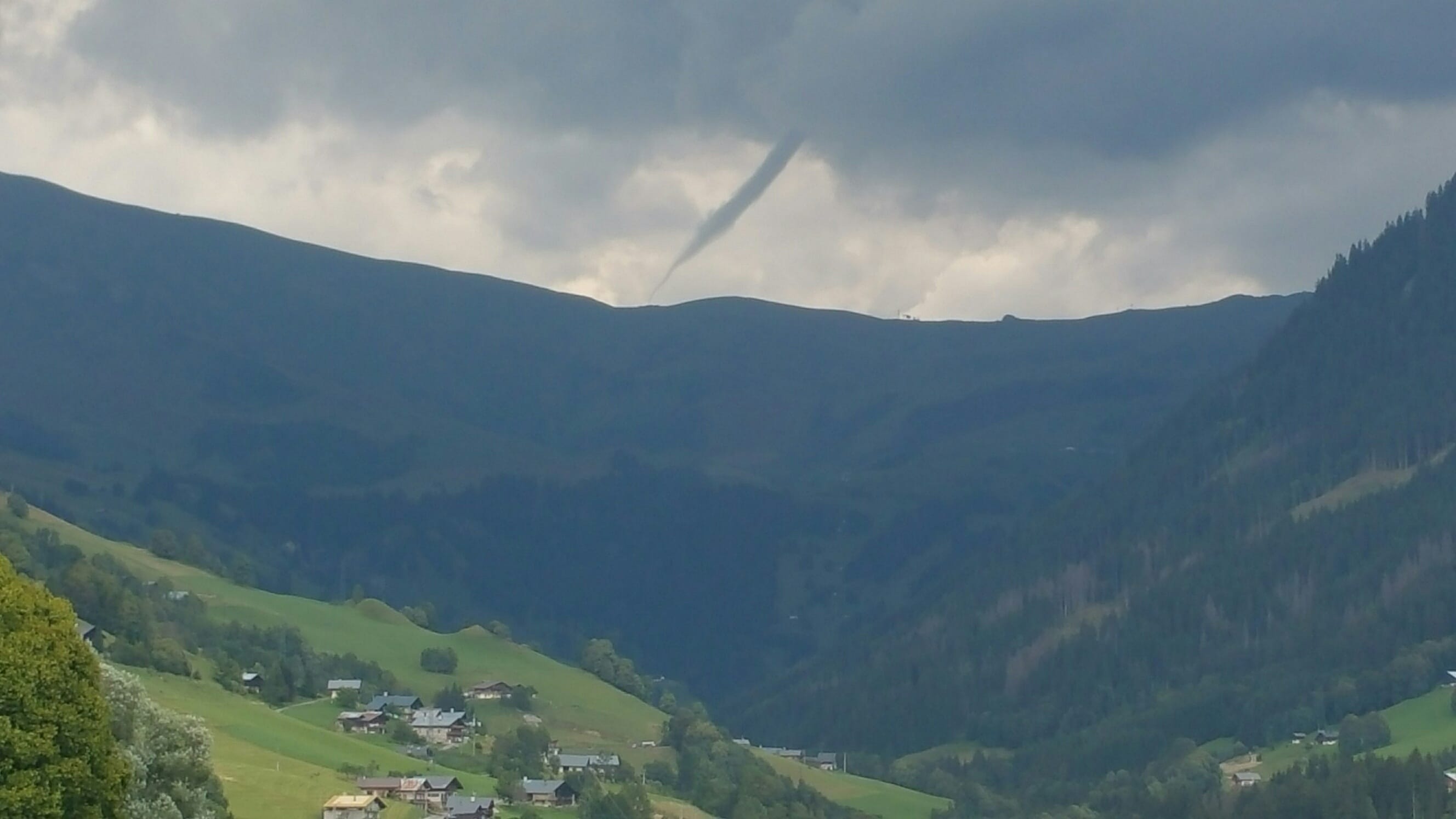 Tuba au col du Joly à 1989 m vu depuis Hauteluce 73. - 17/08/2016 17:25 - Sébastien ROUX