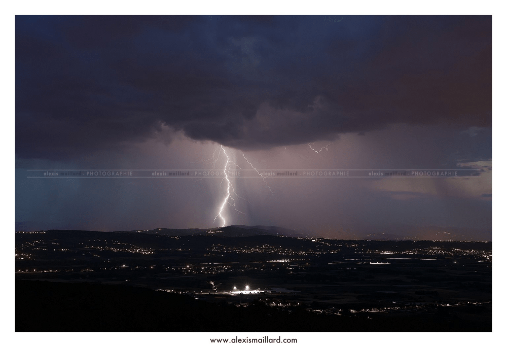 Faible orage sur le Beaujolais en soirée. - 18/08/2016 01:00 - Alexis MAILLARD