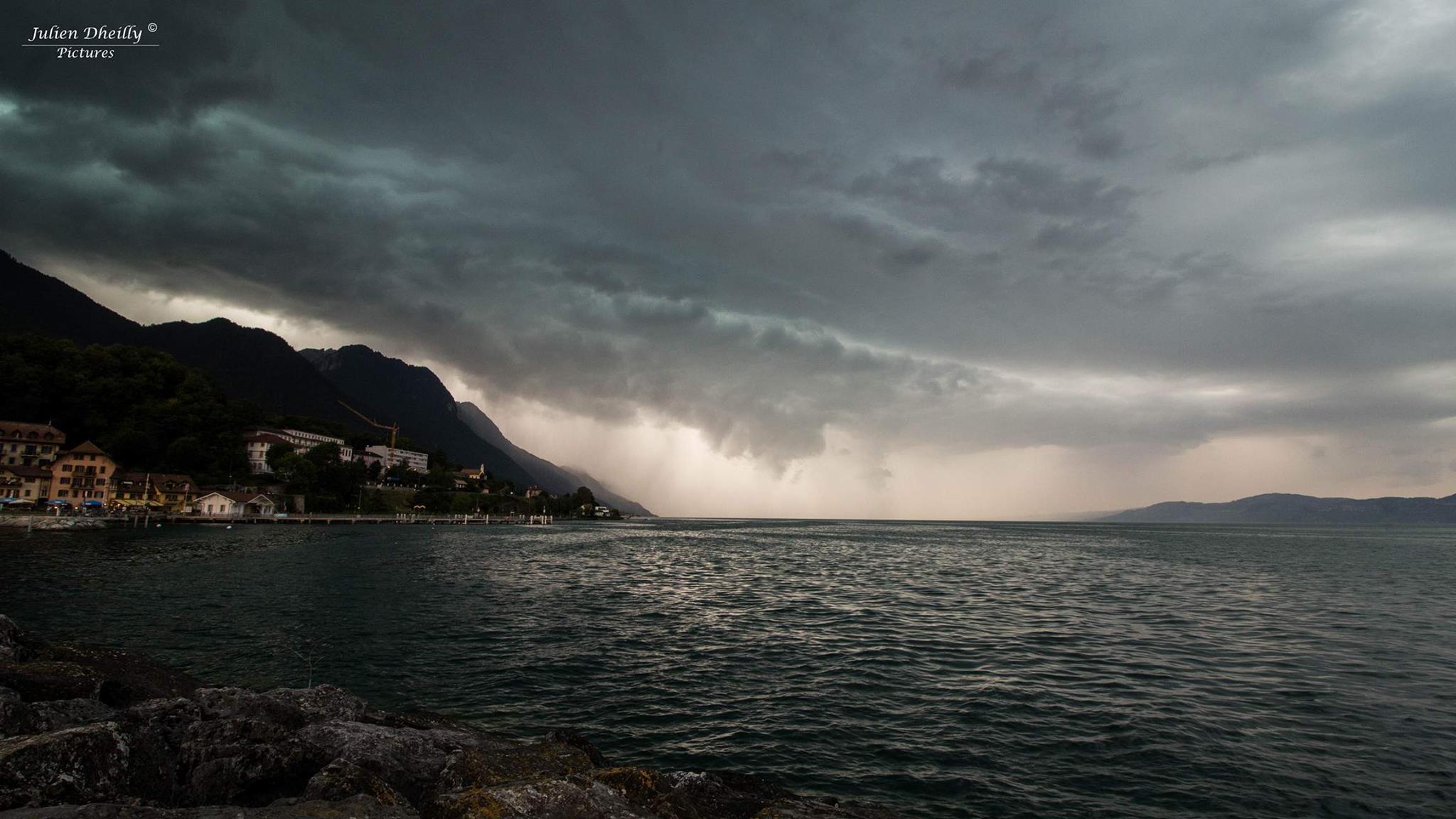 Orage bref mais intense sur le Léman. - 18/08/2017 17:00 - Julien DHEILLY