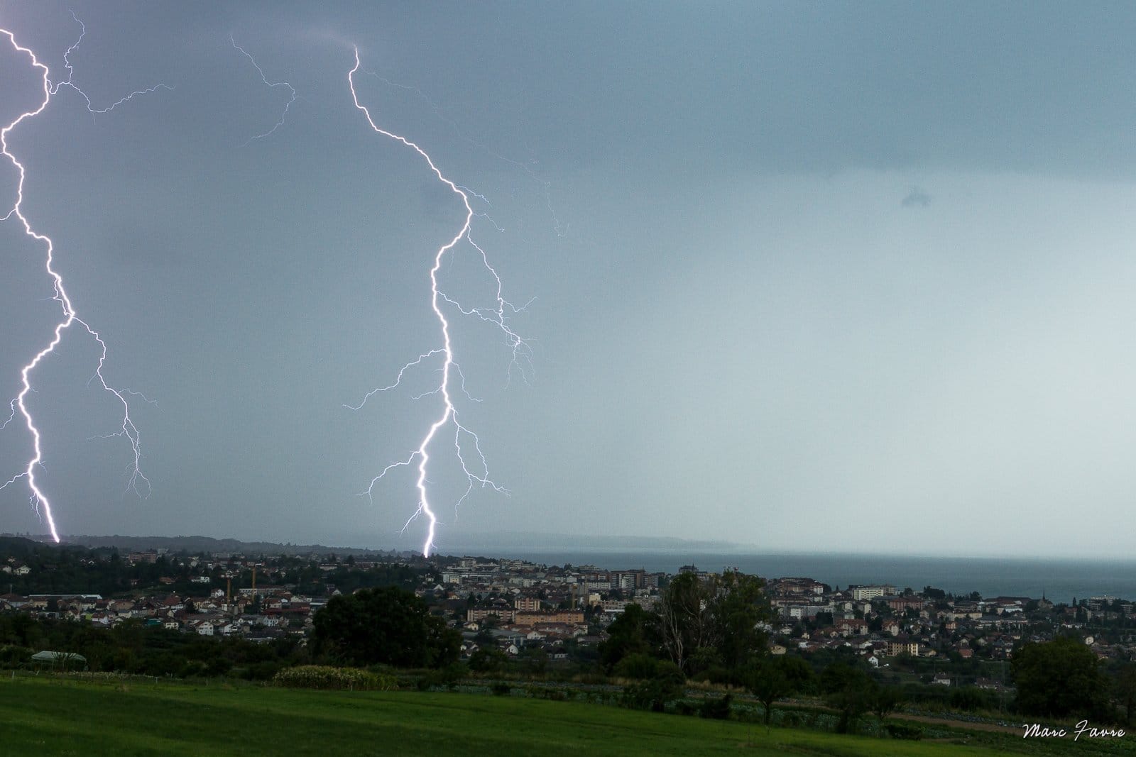 Orage sur Thonon-les-Bains en Haute-Savoie. - 18/08/2017 18:00 - Marc FAVRE