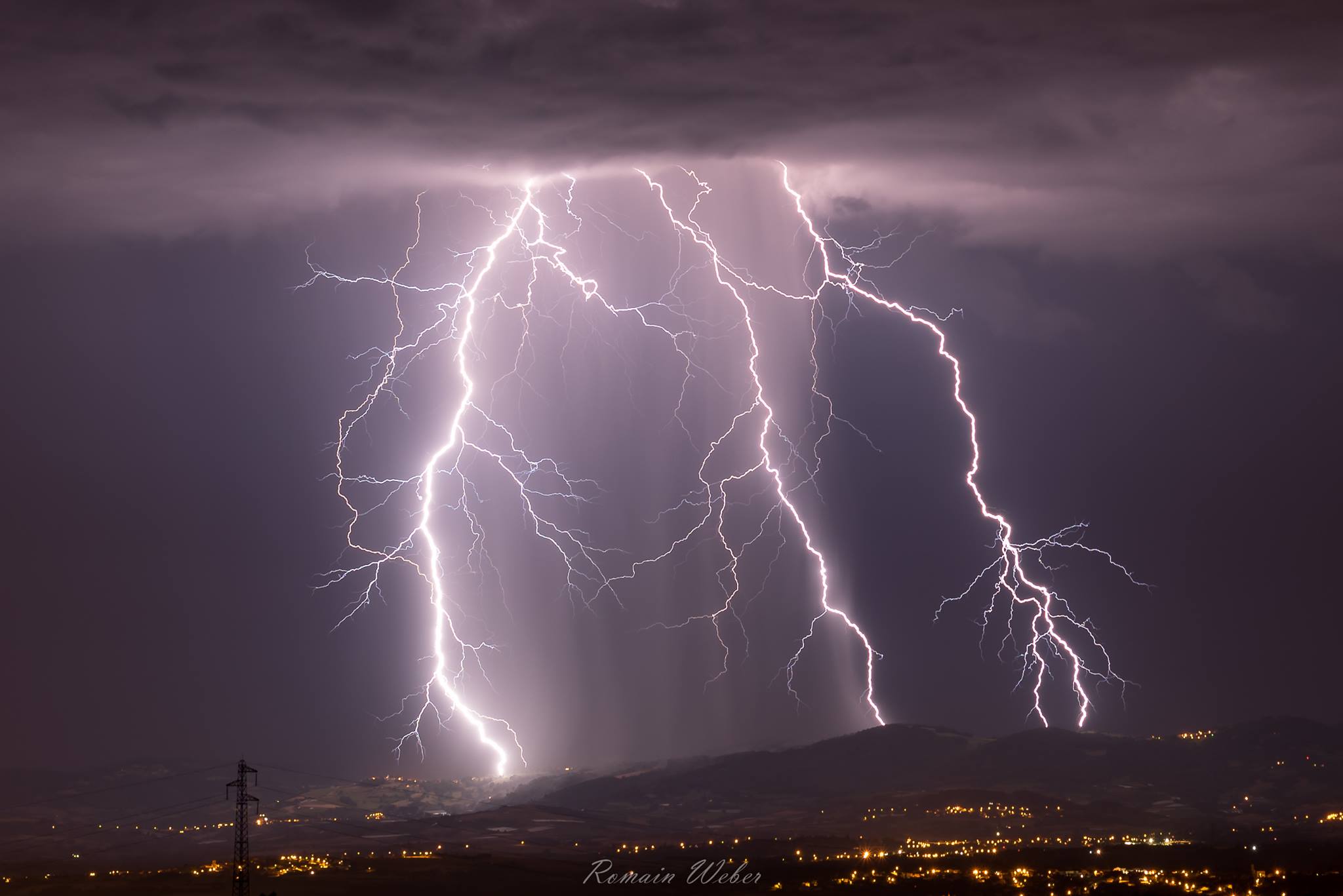 Impacts de foudre ramifiés sur l'ouest Lyonnais. - 20/06/2017 22:00 - Romain WEBER