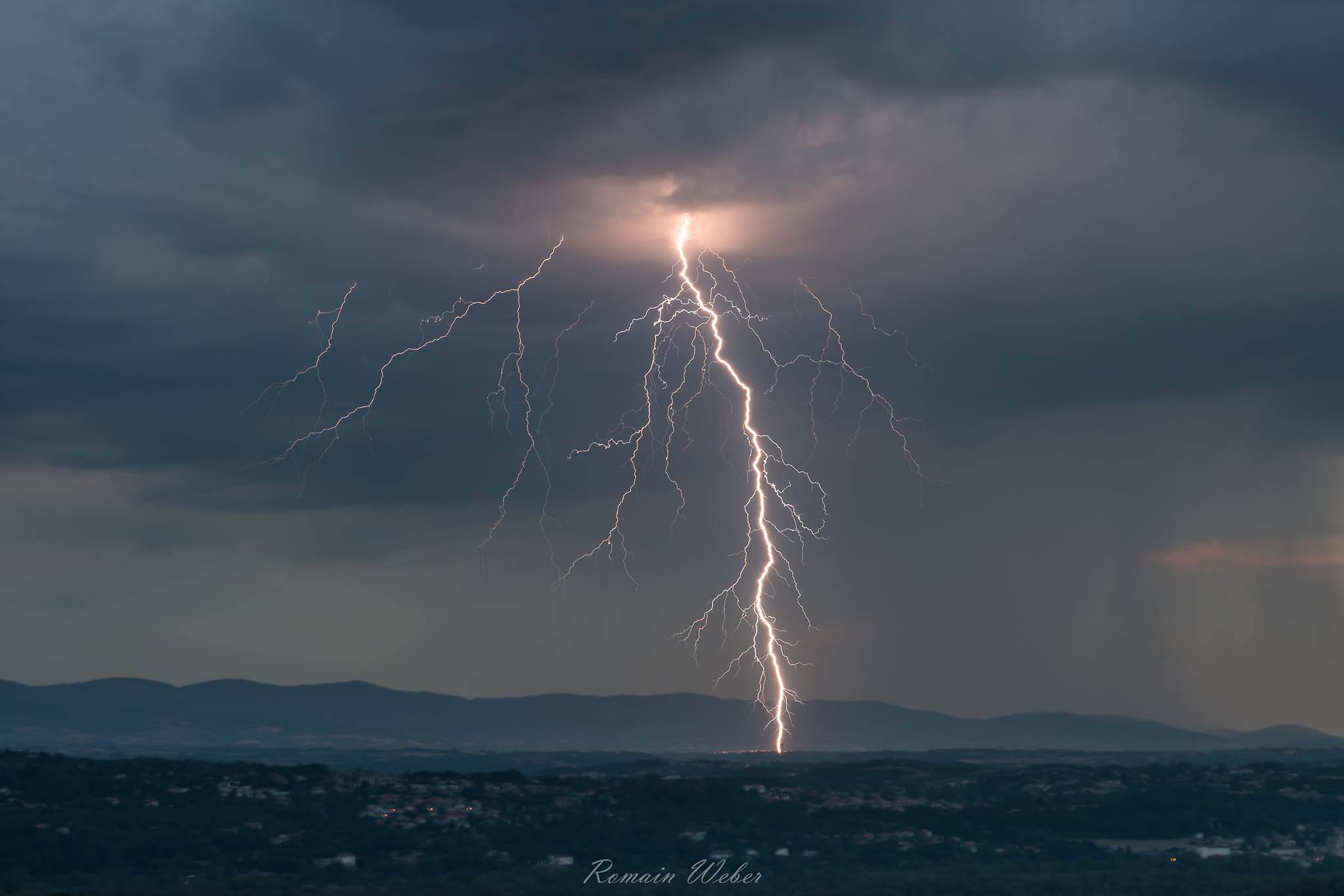 Impacts de foudre ramifiés sur l'ouest Lyonnais. - 20/06/2017 22:00 - Romain WEBER