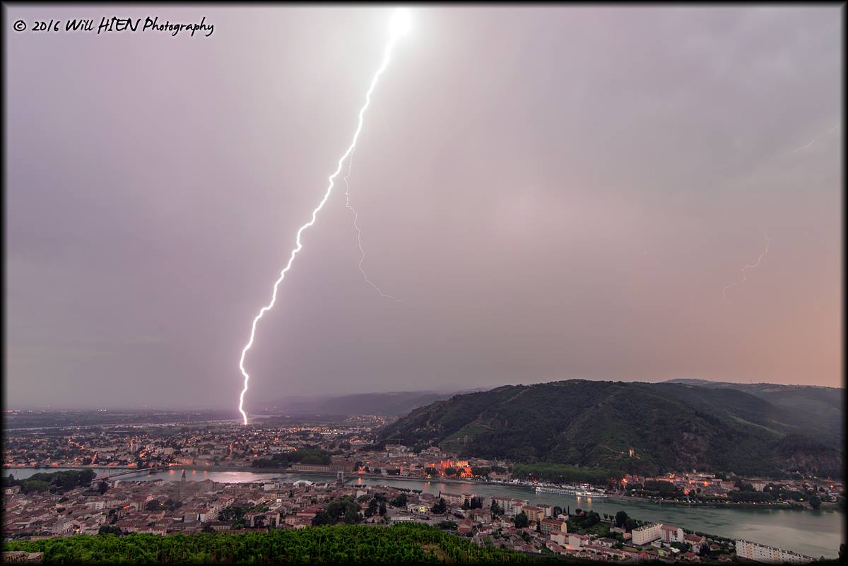 Impact de foudre positif frappant l'agglomération de Tain-l'Hermitage, en vallée du Rhône, issu d'un orage modéré remontant de l'Ardèche, en soirée (vers 21 h) - 21/07/2016 23:00 - WILL HIEN