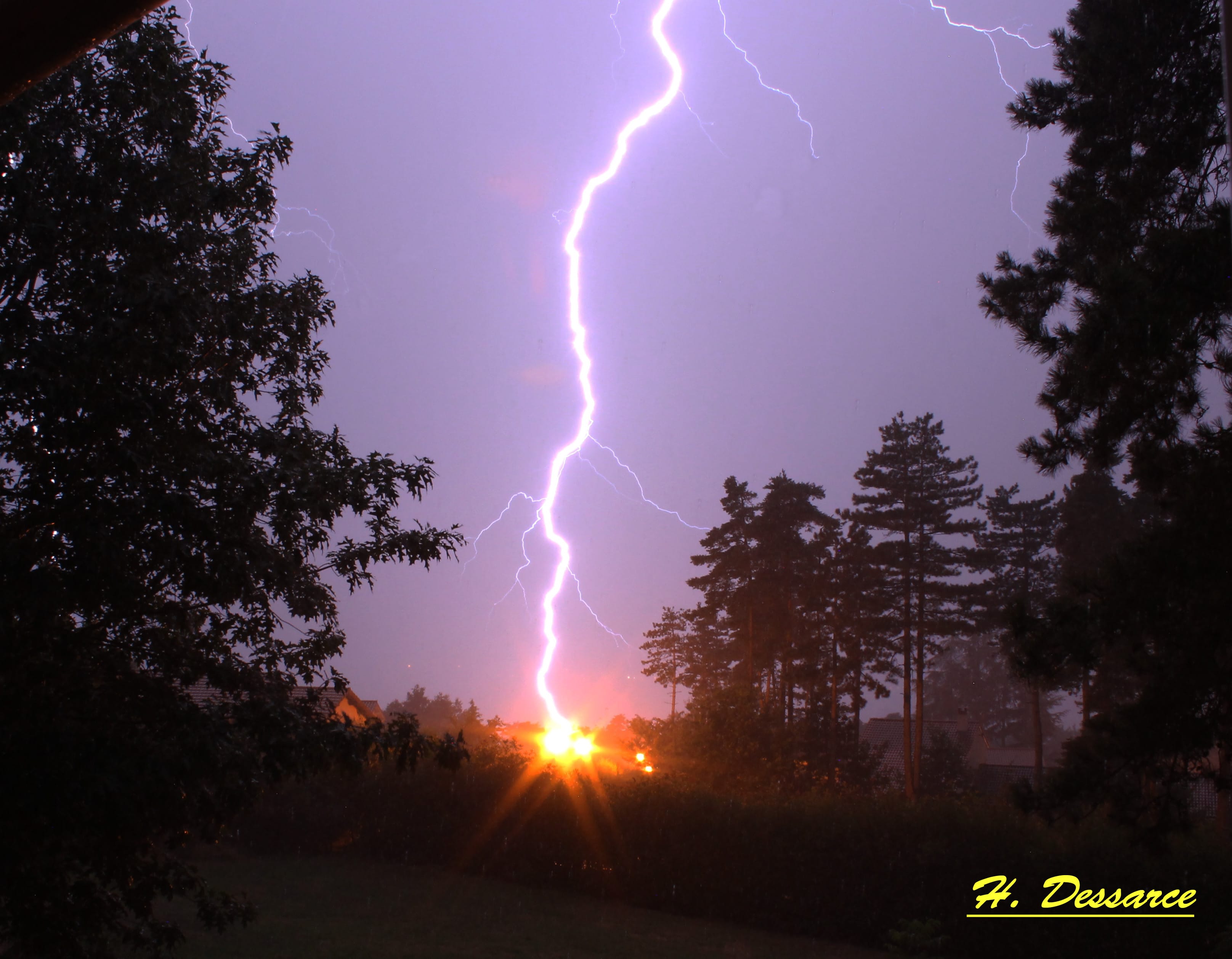 Réveil avec un magnifique son et lumière offert par la nature. Pas besoin de sortir. Il est devant la maison. - 22/07/2016 07:20 - HUBERT DESSARCE