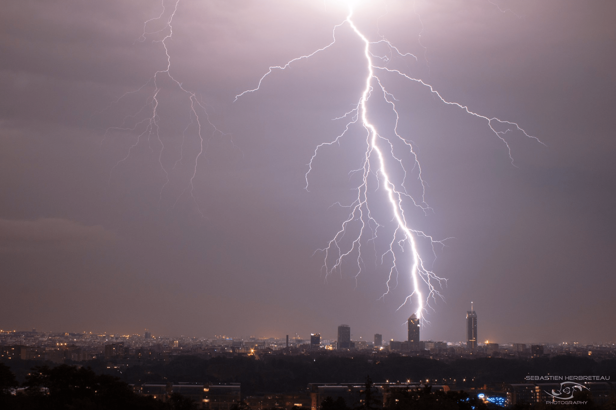 Lyon sous l'orage en soirée avec foudre ramifiée. - 22/07/2017 21:00 - Sébastien HERBRETEAU