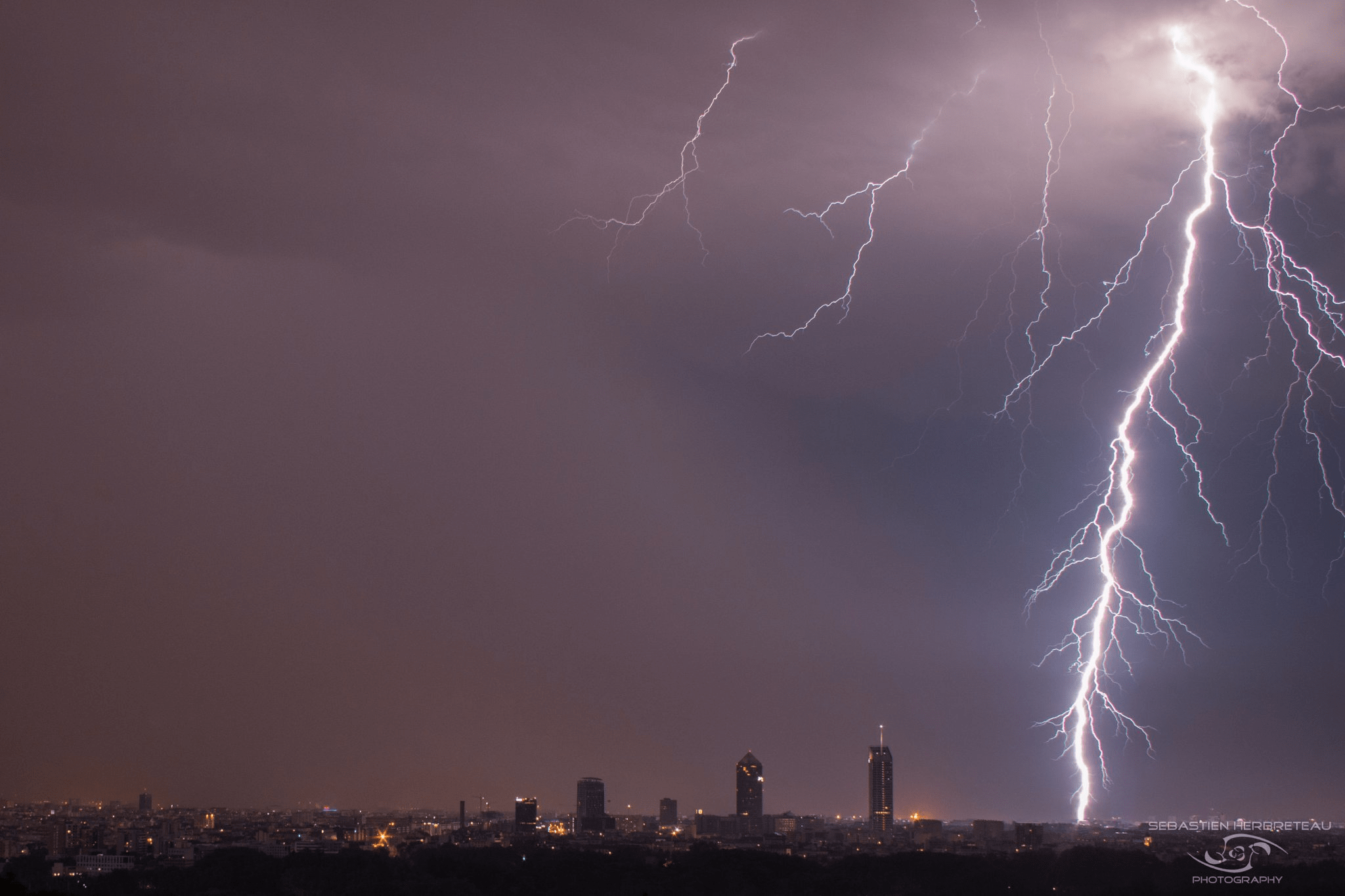 Lyon sous l'orage en soirée. - 22/07/2017 21:00 - Sébastien HERBRETEAU