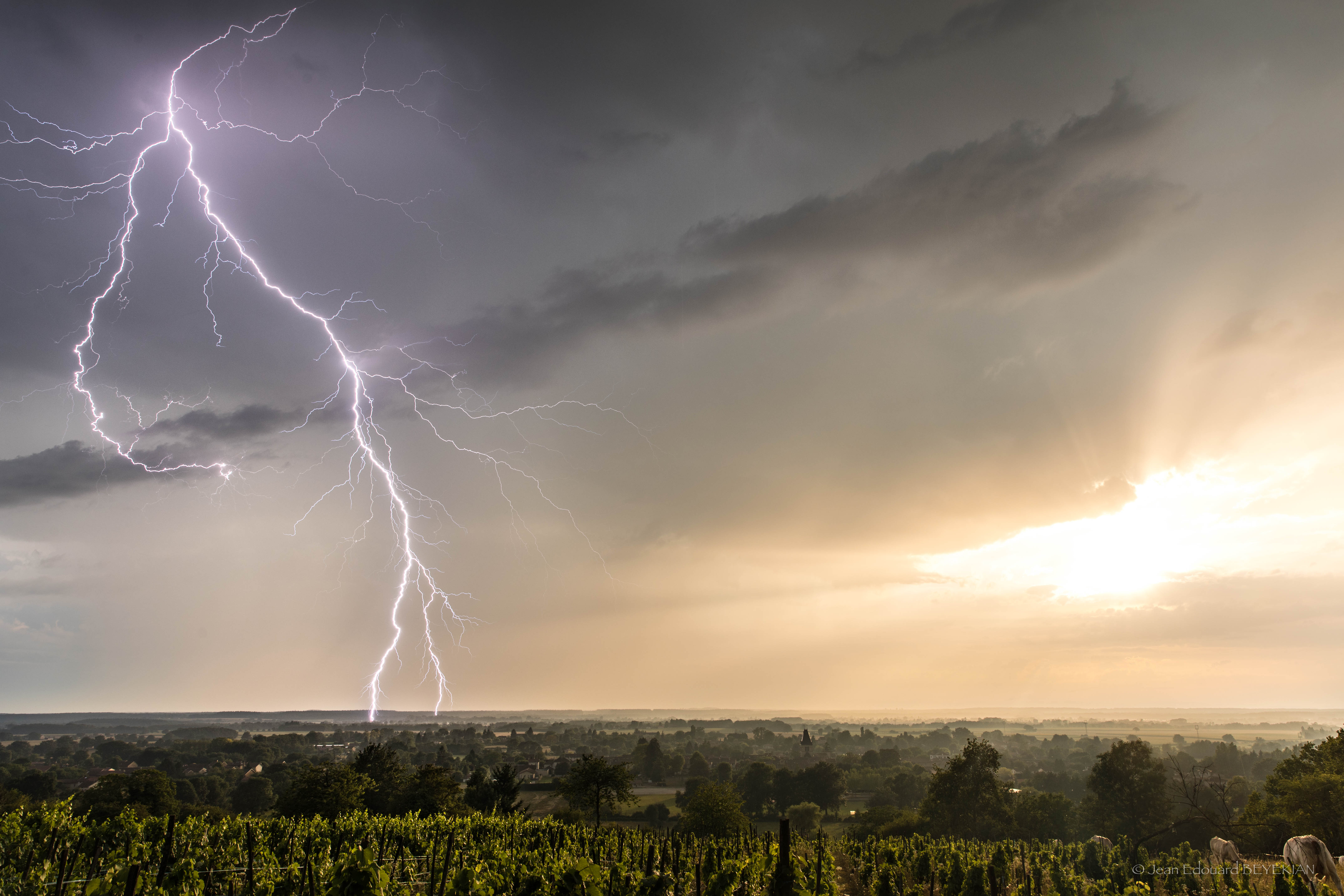 Orage sur Rhône-Alpes. - 22/07/2017 20:27 - Jean-Edouard Beyekian