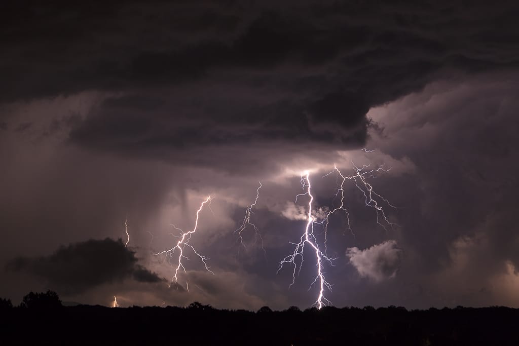 déchainement électrique sur les contreforts du massif du Bugey dans l'Ain - 22/07/2017 23:19 - gregory mozdzen