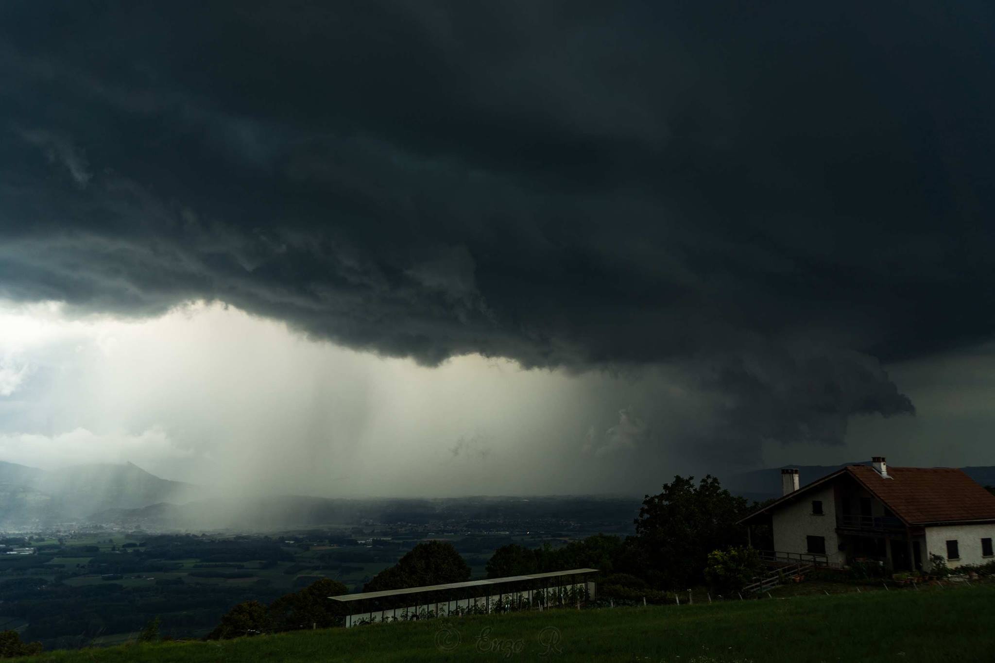 Photo de l'orage violent sur Voiron en Isère hier (supercellule HP) par Enzo Retteler - 22/07/2017 19:00 - Enzo RETTELER