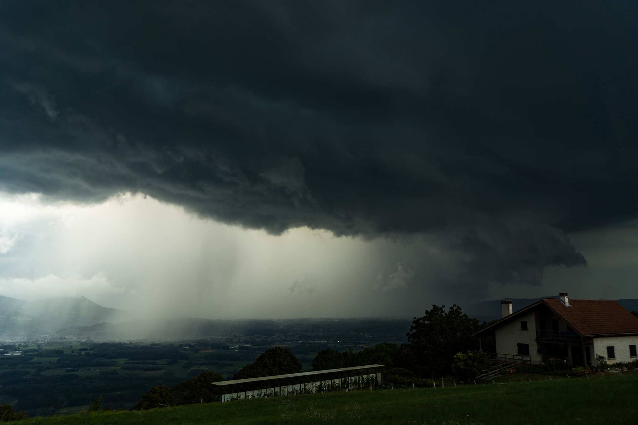 Photo de l'orage violent sur Voiron en Isère hier (supercellule HP) par Enzo Retteler - 22/07/2017 19:00 - Enzo RETTELER