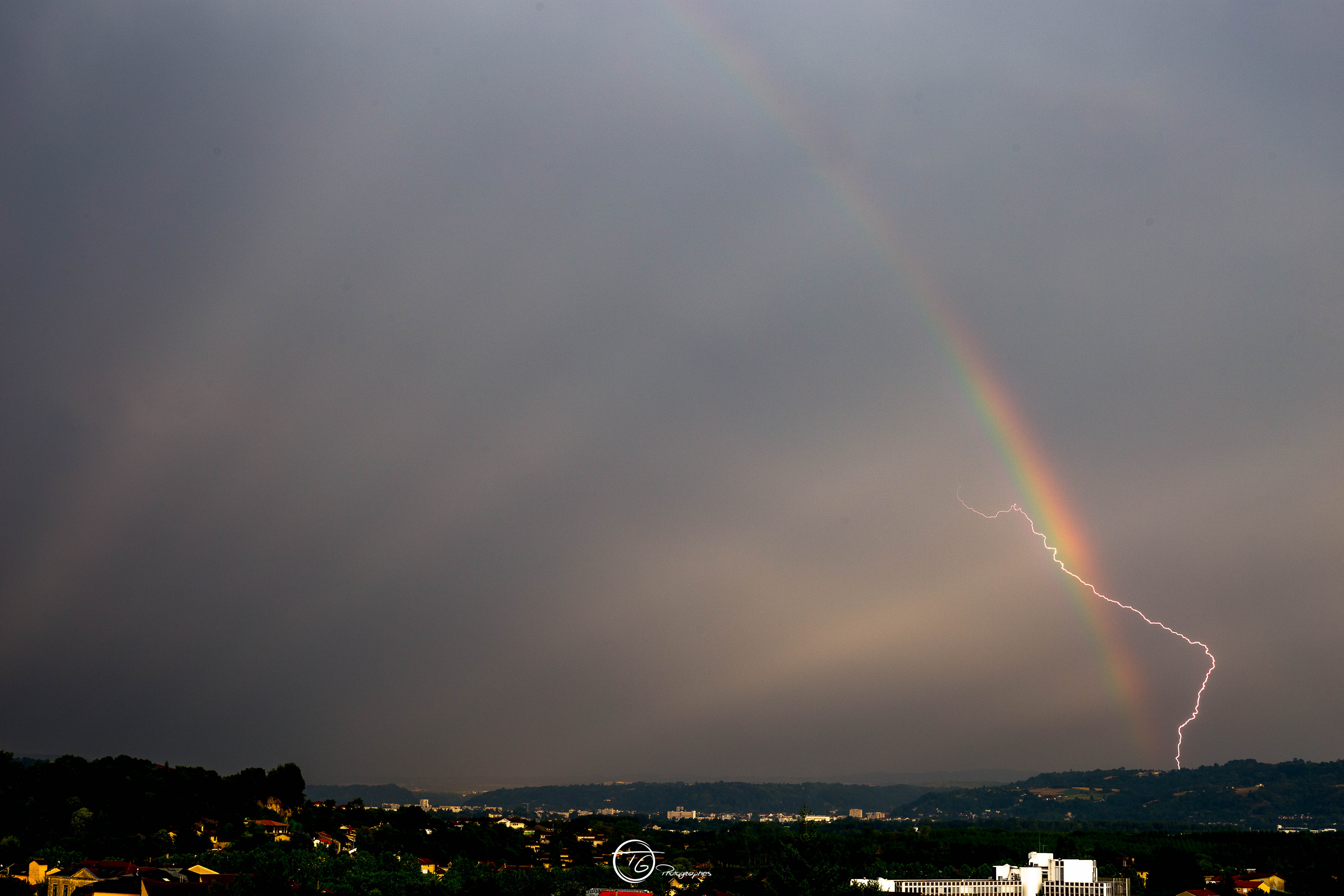 Depuis un point haut de l'Isle-d'Abeau (38) vu sur Bourgoin-Jallieu - 22/07/2017 20:25 - Thierry GUYON