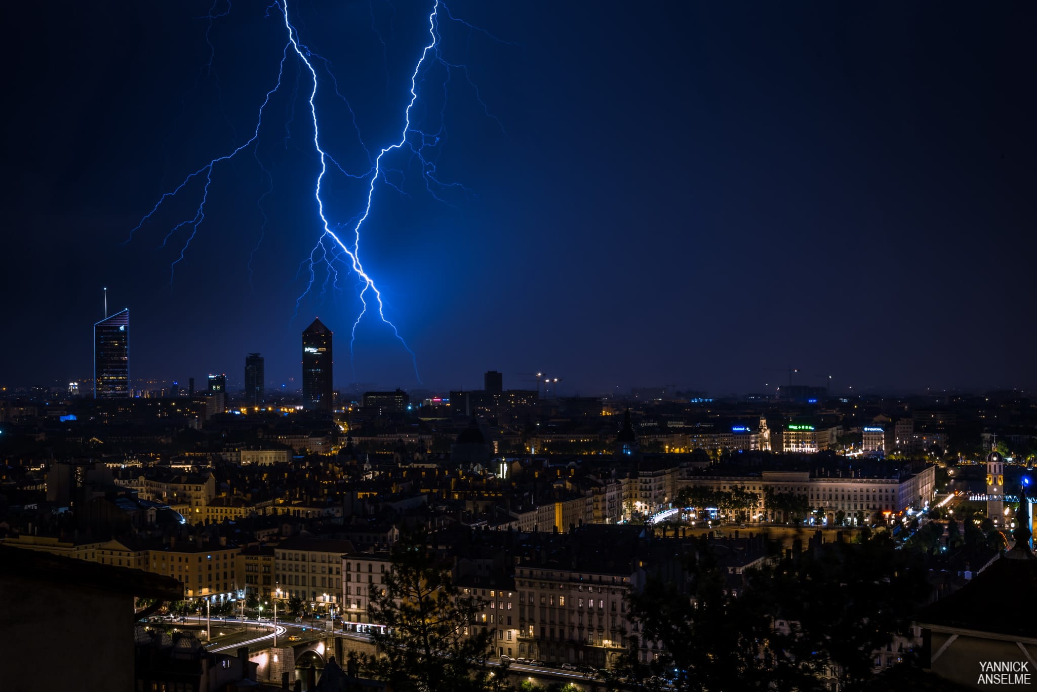 Eclair sur la quatier de la part dieu à Lyon - 22/07/2017 21:17 - Yannick Anselme