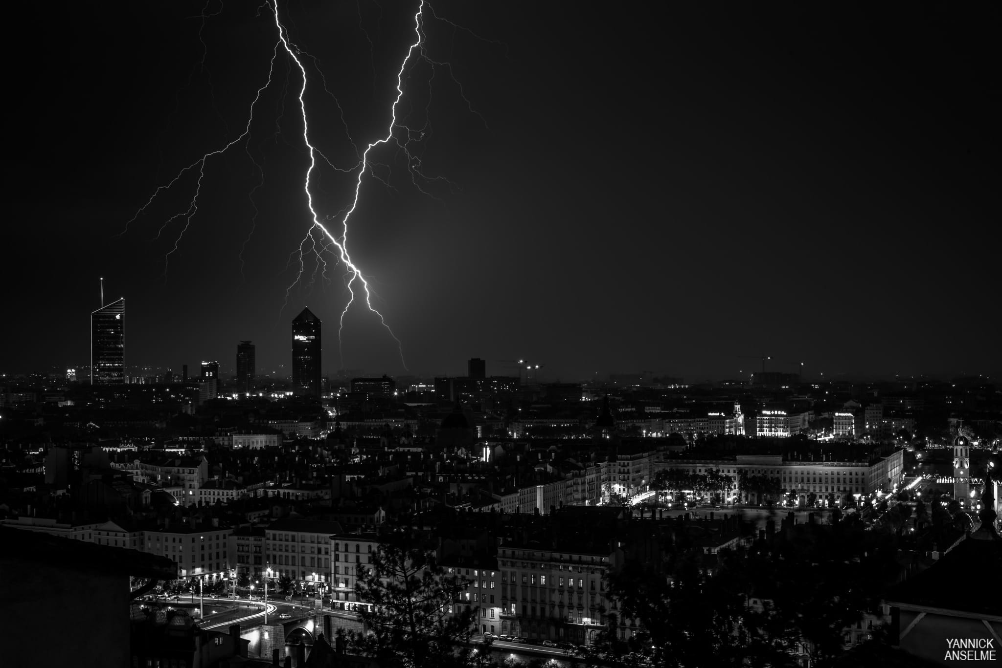 Eclairs sur le quartier de la Part-Dieu de Lyon en N&B - 22/07/2017 21:17 - Yannick Anselme