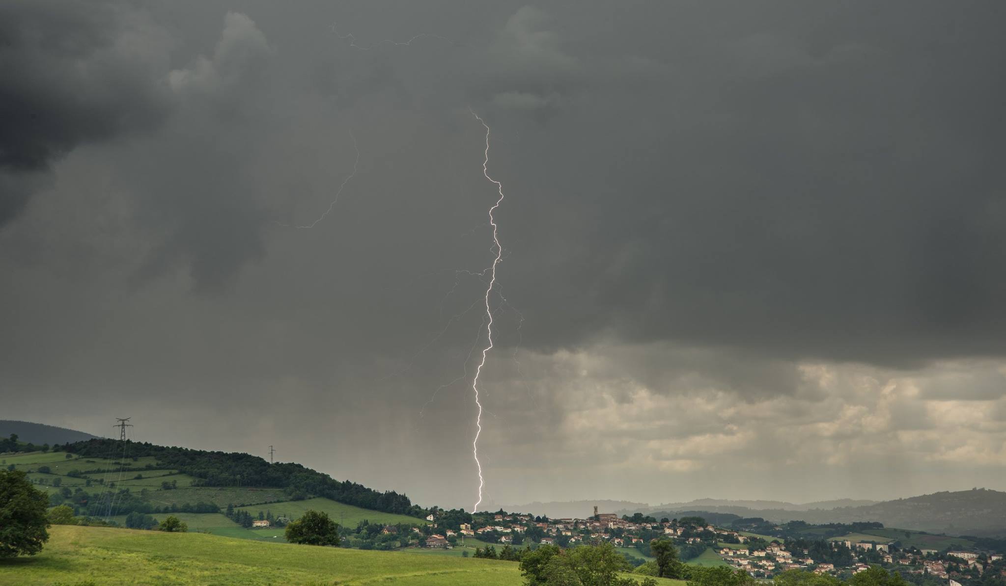 Très localisé, le rideau de pluie se situe entre Saint-Etienne et Saint Chamond (LOIRE). Rares sont les coups de foudre, et un seul sortira vraiment du lot - 22/05/2018 18:00 - Les Colères Du Ciel