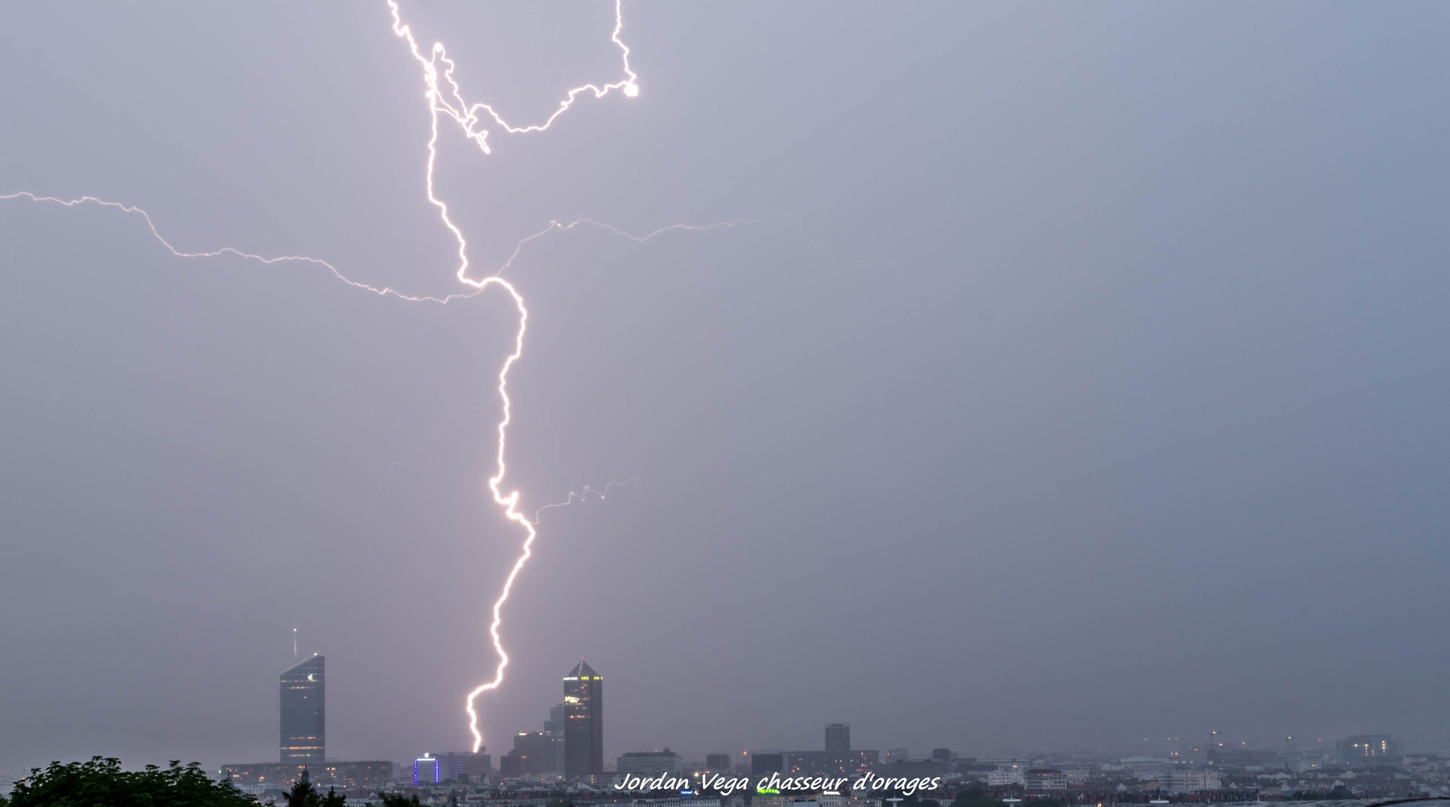 Orage sur le Lyonnais pendant plusieurs heures non stop, activité électrique faible à modérés mais puissante - 22/05/2018 21:30 - Jordan Vega