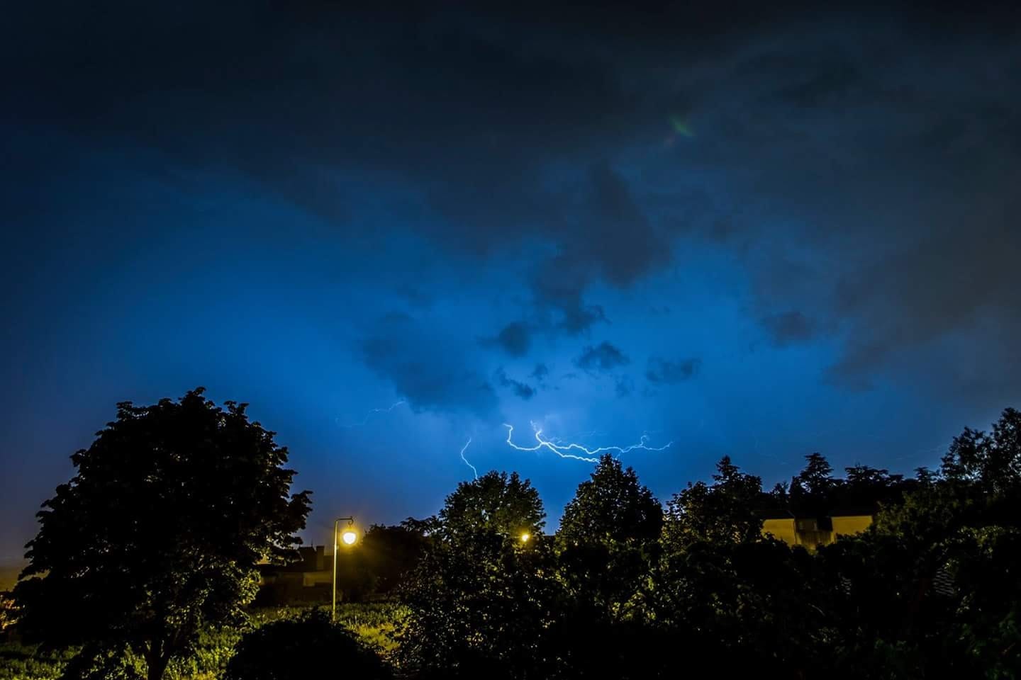 Éclairs ramifiés tombés dans le secteur de Chaneins dans l'Ain tourisme. - 22/05/2018 20:00 - Agence Photgrapheak