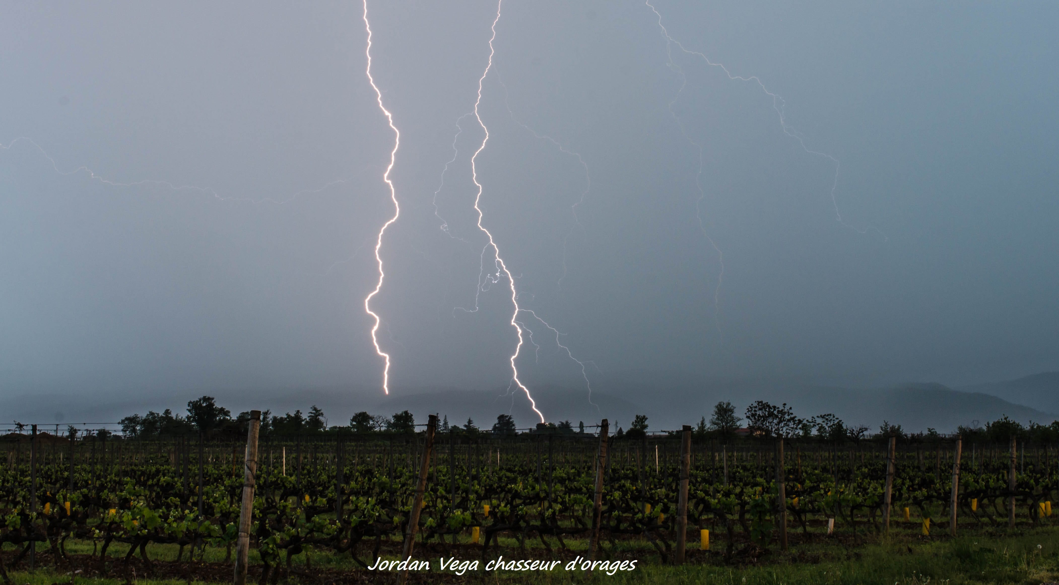 Orage hier soir en Vallée du Rhône à hauteur de Tournon-sur-Rhône - 23/04/2018 20:30 - Jordan Vega