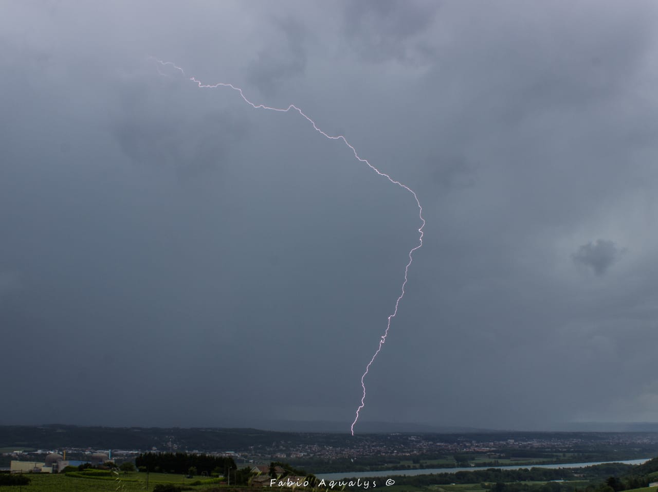 Orage sur le Pays Roussillonnais (38) depuis les hauteurs de Chavanay (42).
Foudre sur Roussillon. - 23/05/2018 14:45 - Fabio Aqualys