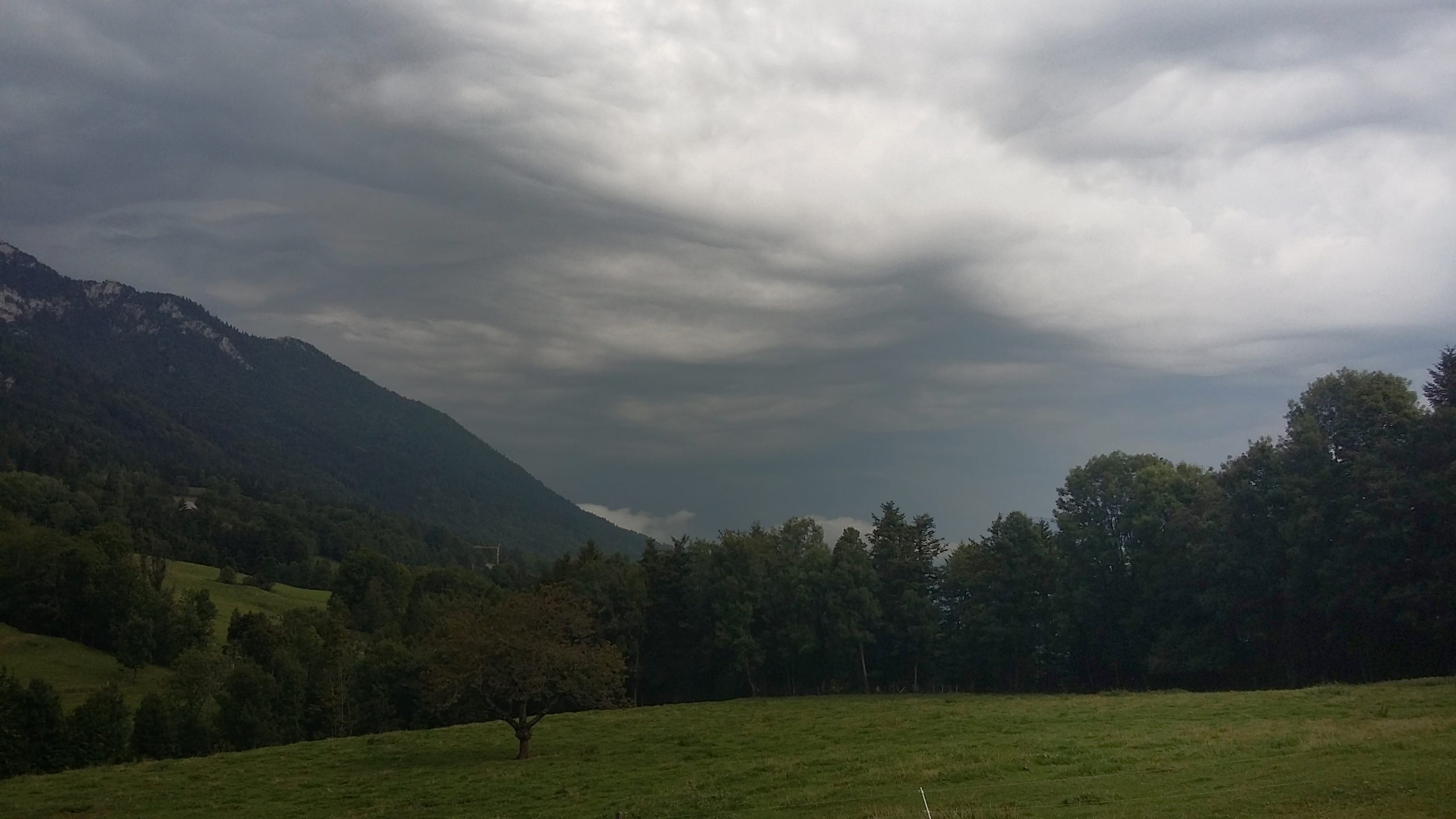 Asperatus à l'avant d'une cellule orageuse qui sévit dans le massif de la Chartreuse entre l'Isère et la Savoie en fin de matinée de ce Jeudi 24 Août 2017. - 24/08/2017 11:05 - Pierre Renaudin