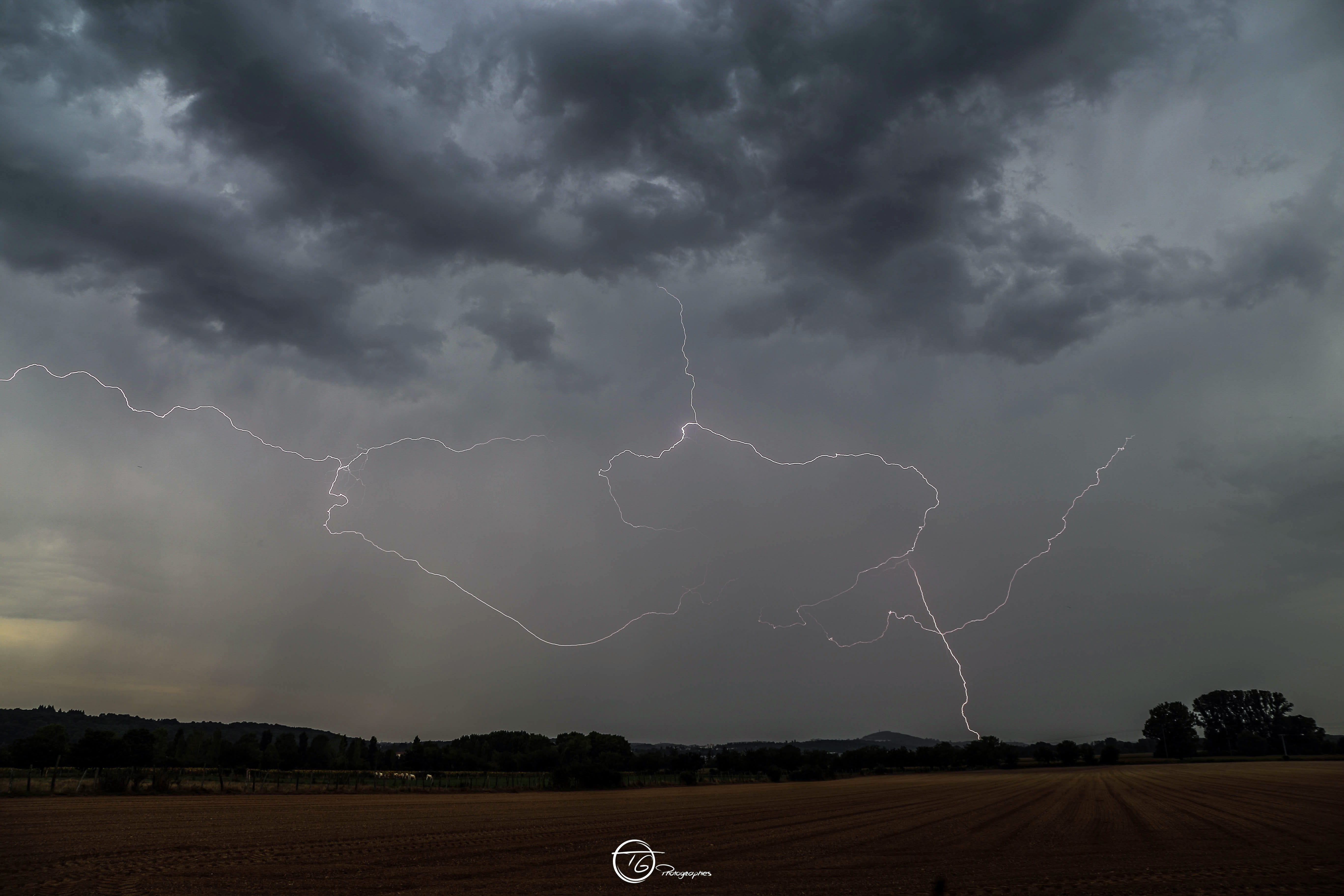 Photos de l'orage depuis l'Isle d'Abeau (38) , ville touchée  Saint-Priest (69) - 24/08/2017 10:30 - Thierry GUYON