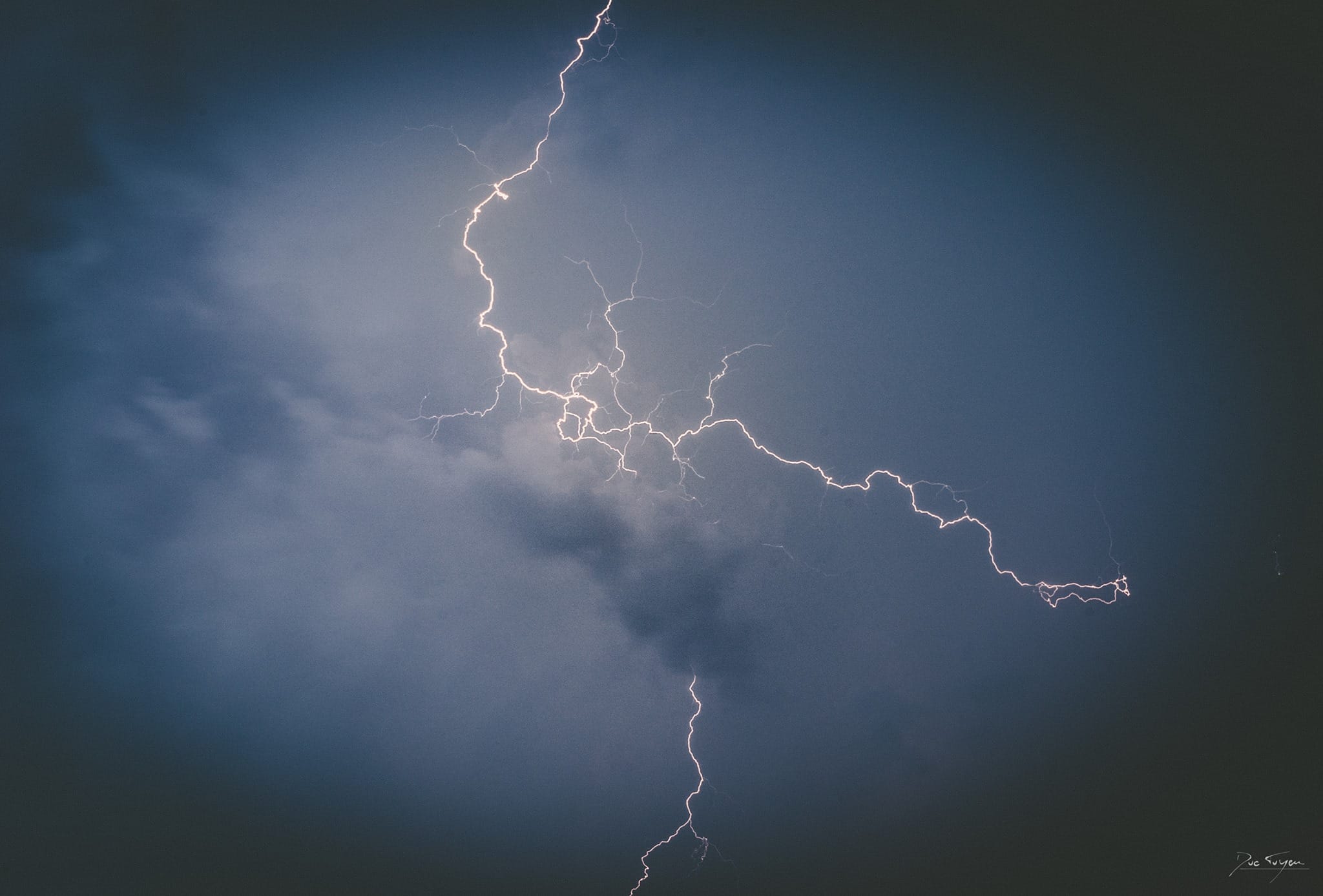 Le ciel Lyonnais se déchaine pendant l'orage du 24 juin. - 24/07/2016 22:52 - Duc Tuyen