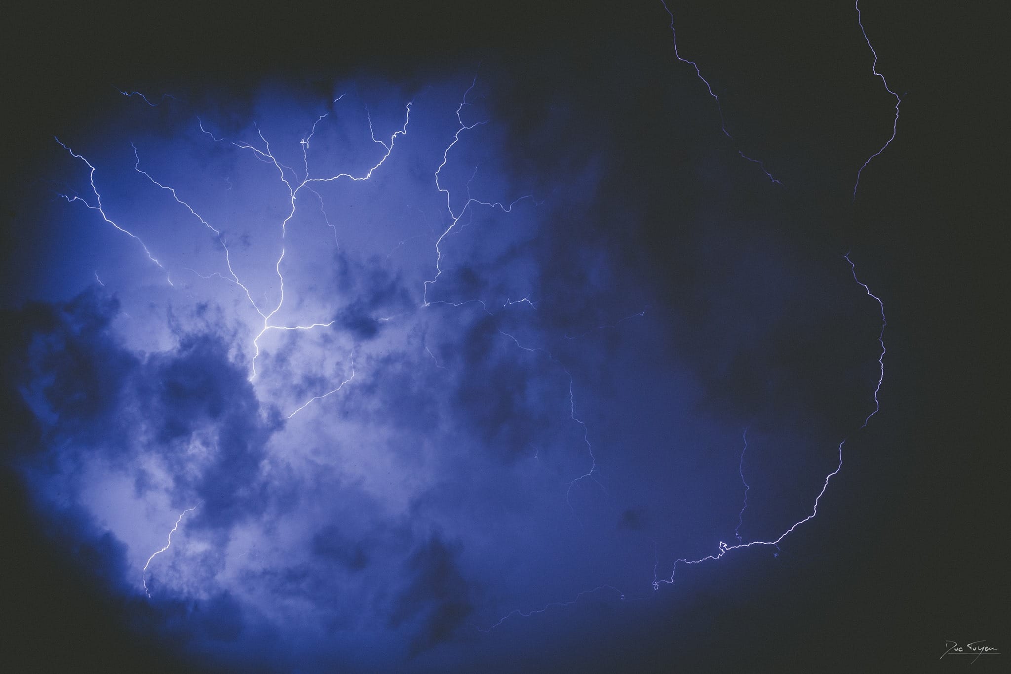 Le ciel Lyonnais se déchaine pendant l'orage du 24 juin. - 24/07/2016 23:37 - Duc Tuyen