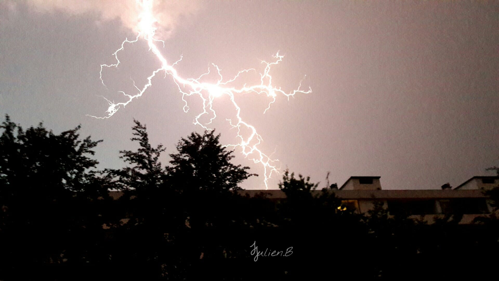 Photo prise depuis Caluire et Cuire lors du passage de la Supercellule sur Lyon - 25/06/2016 00:00 - Julien Brochette