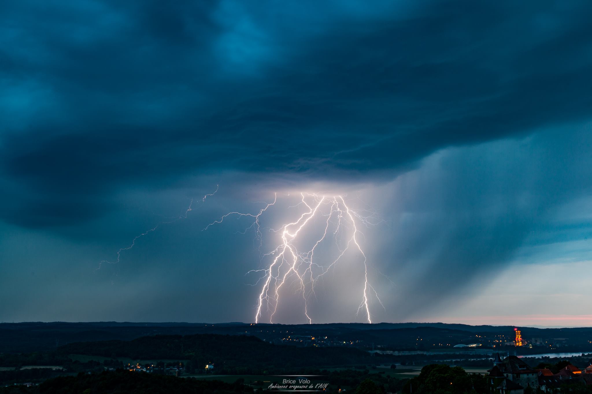 Foudre photographiée depuis le sud de l'Ain en fin de soirée. - 24/06/2017 22:00 - Brice VOLO