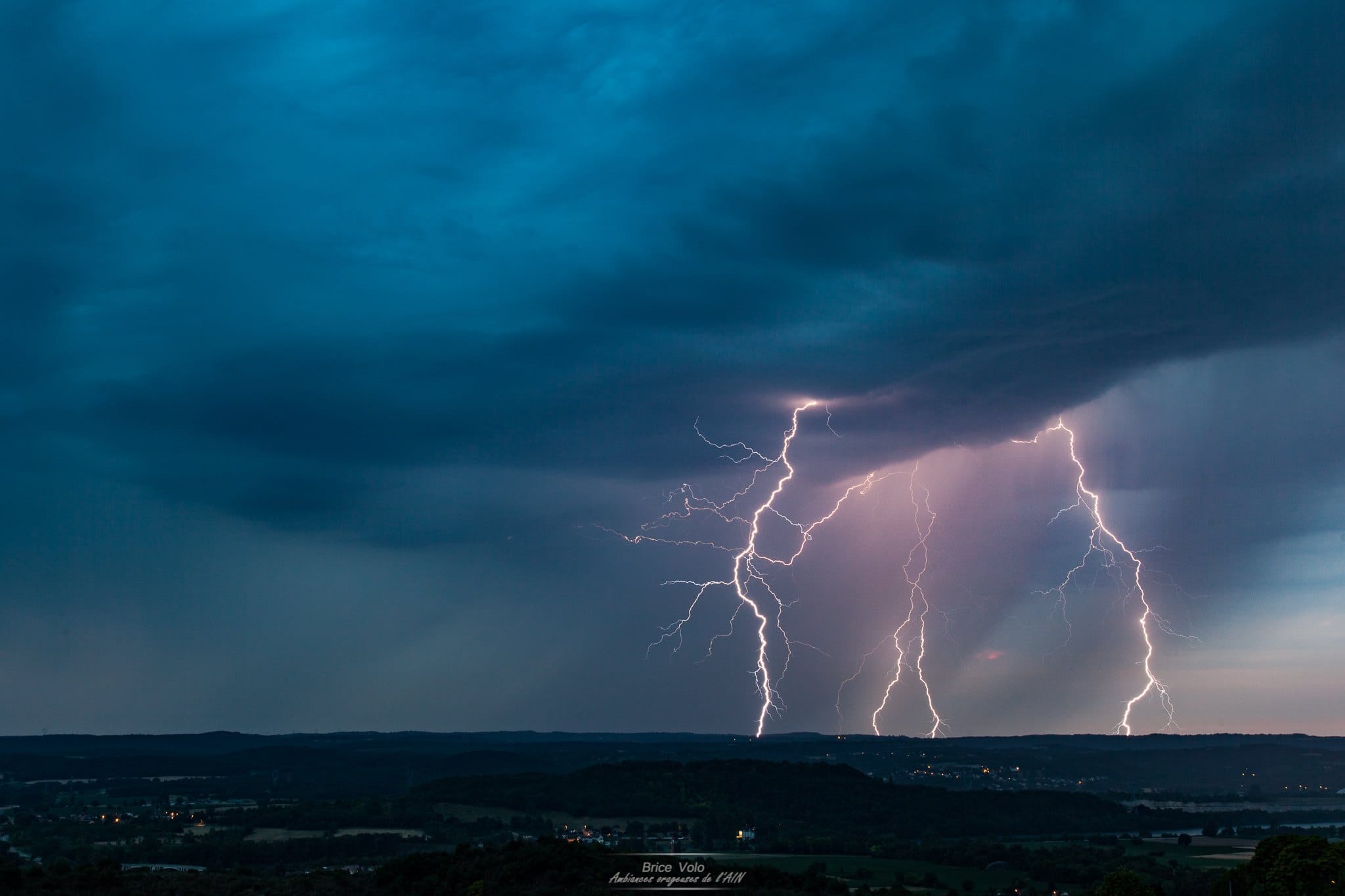 Foudre photographiée depuis le sud de l'Ain en fin de soirée. - 24/06/2017 22:00 - Brice VOLO